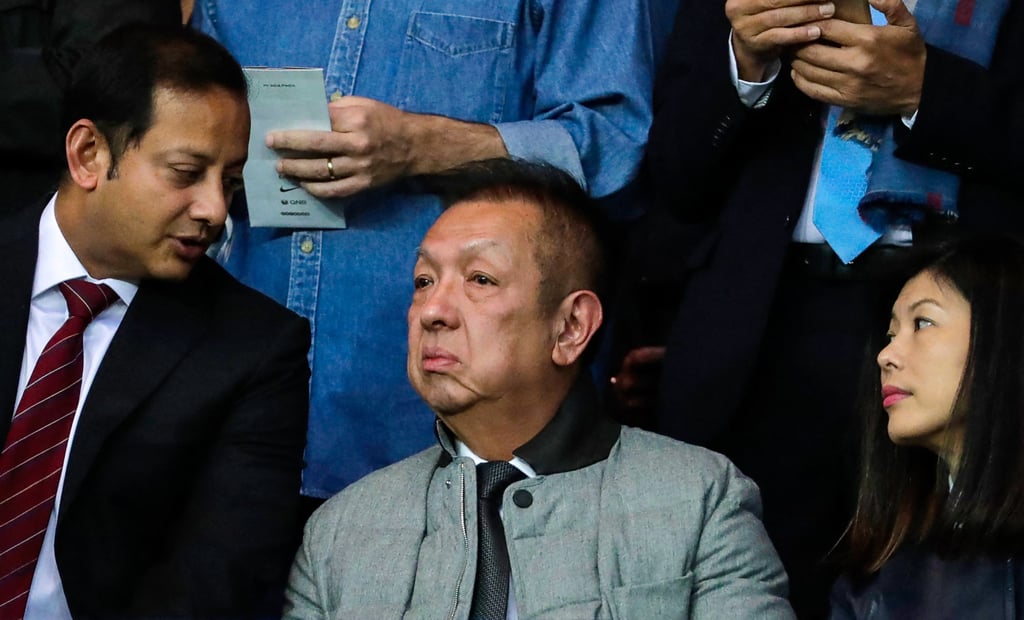 Doanh nhân Singapore Peter Lim (giữa) ban đầu được Valencia đón nhận nồng nhiệt. Ảnh: AFP Doanh nhân Singapore Peter Lim (giữa) ban đầu được Valencia đón nhận nồng nhiệt. Ảnh: AFP