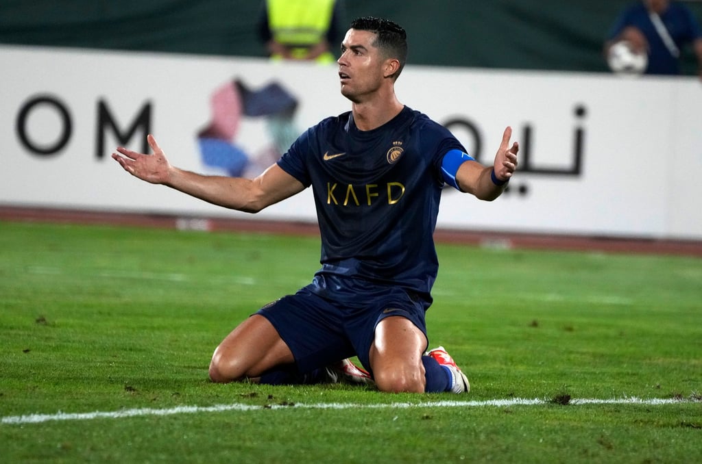Tiền đạo Cristiano Ronaldo của Al Nassr đang chờ đợi giải thưởng Cầu thủ xuất sắc nhất châu Á đầu tiên của anh. Ảnh: AP Tiền đạo Cristiano Ronaldo của Al Nassr đang chờ đợi giải thưởng Cầu thủ xuất sắc nhất châu Á đầu tiên của anh. Ảnh: AP