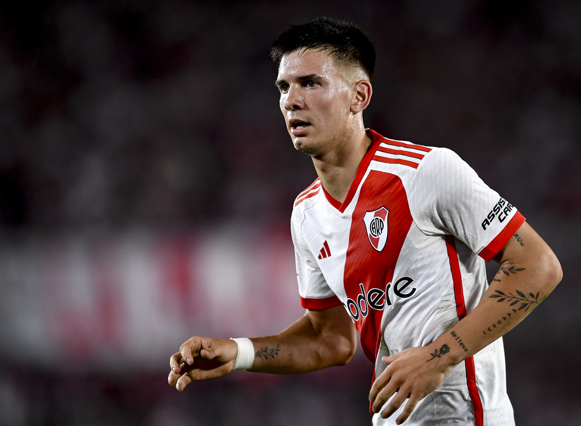Milan quan tâm đến Franco Mastantuono, người có rất nhiều người theo đuổi ở châu Âu và sẽ cố gắng đưa anh ấy đến Ý cho đến khi một đội bóng khác dụ anh ấy đi.