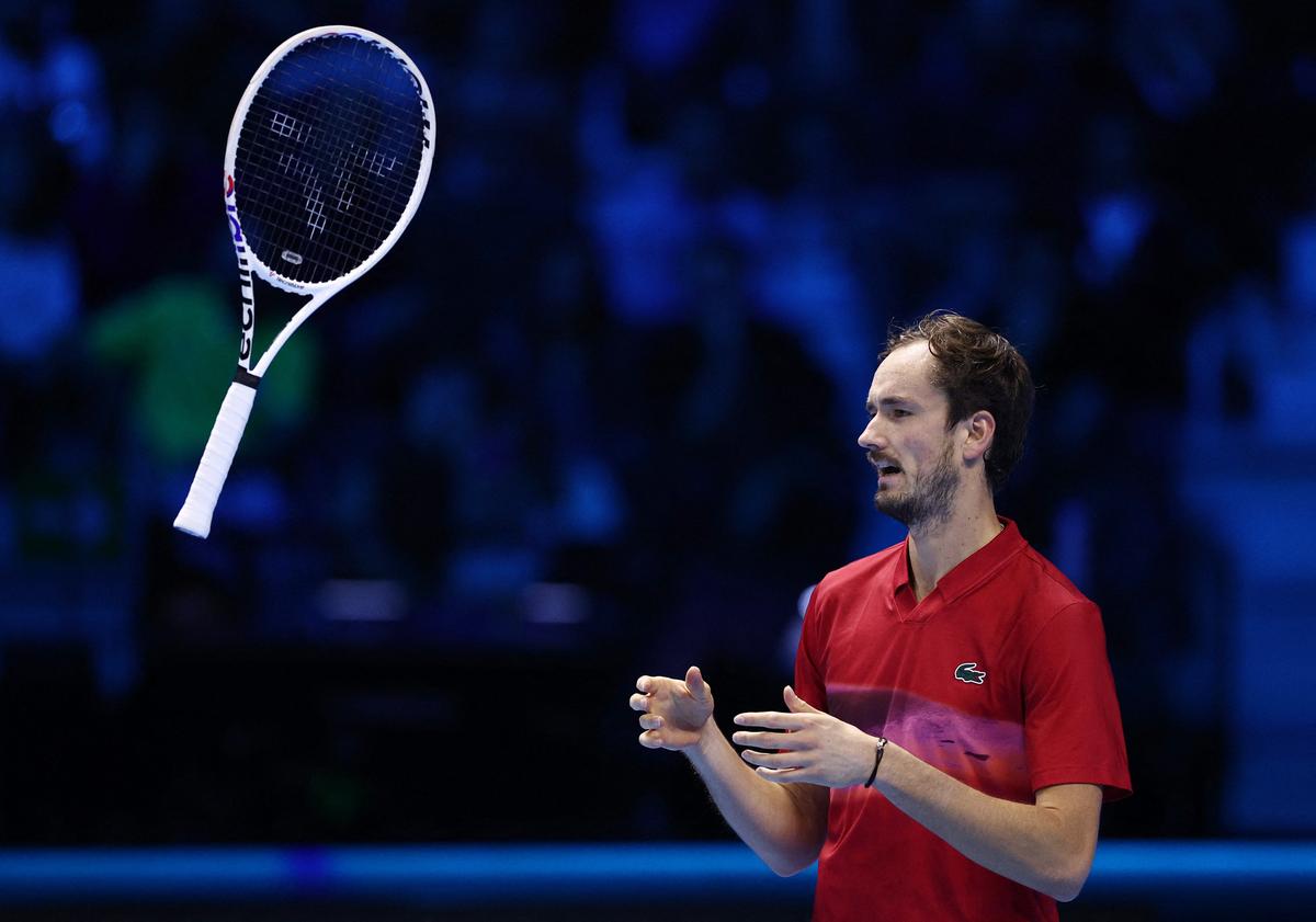 Daniil Medvedev của Nga ném vợt trong trận đấu vòng bảng với Taylor Fritz của Mỹ