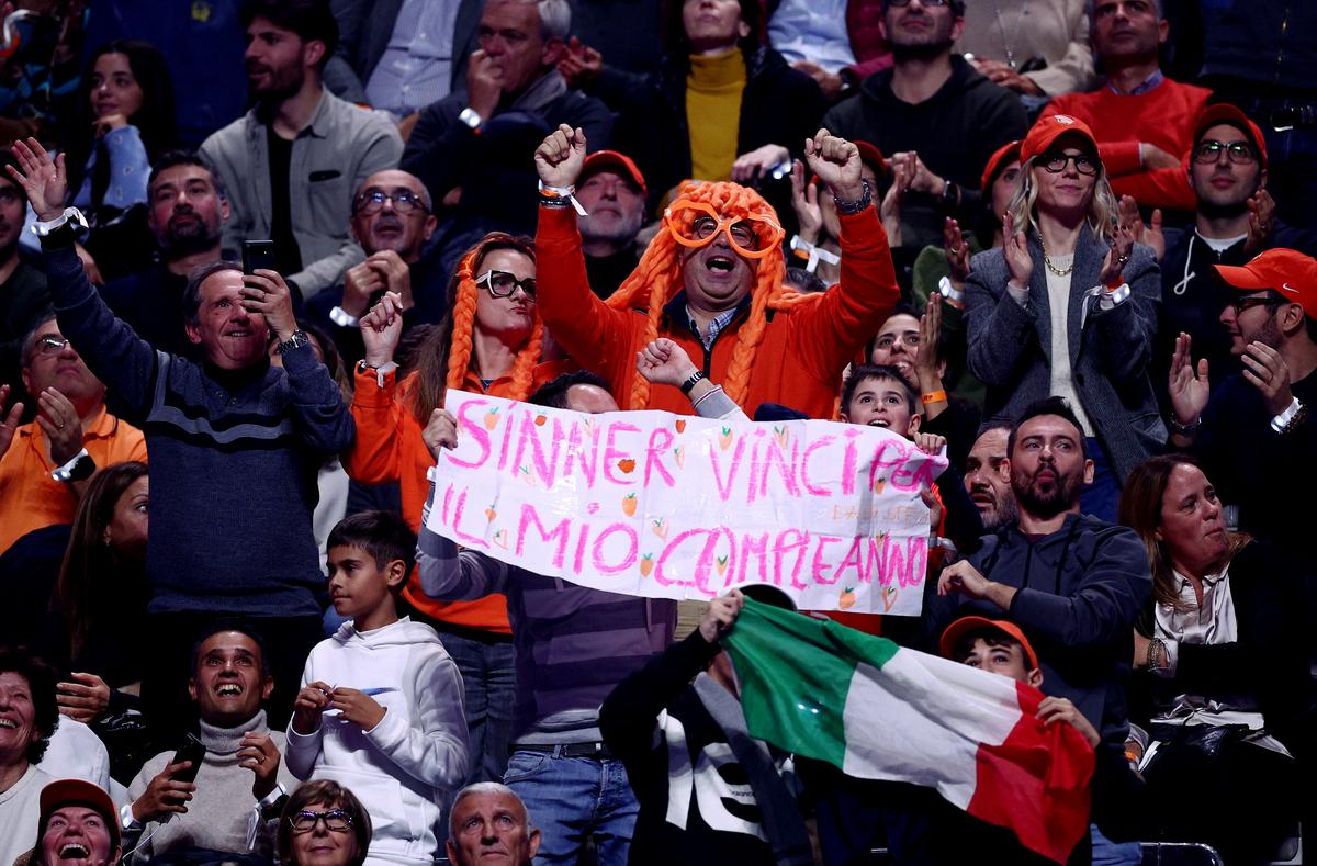 Người hâm mộ trong trận chung kết ATP Finals giữa Jannik Sinner của Ý và Taylor Fritz của Hoa Kỳ tại Inalpi Arena ở Turin, Ý, vào Chủ nhật.