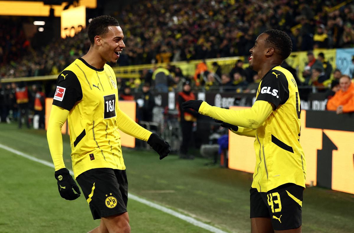 Jamie Bynoe-Gittens của Borussia Dortmund ăn mừng khi ghi bàn thắng thứ tư với Felix Nmecha trong trận đấu ở Bundesliga với Freiburg. 