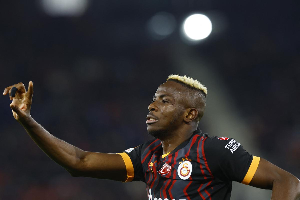 Victor Osimhen của Galatasaray ăn mừng khi ghi bàn thắng sau đó không được phép vào lưới AZ Alkmaar ở Europa League. 