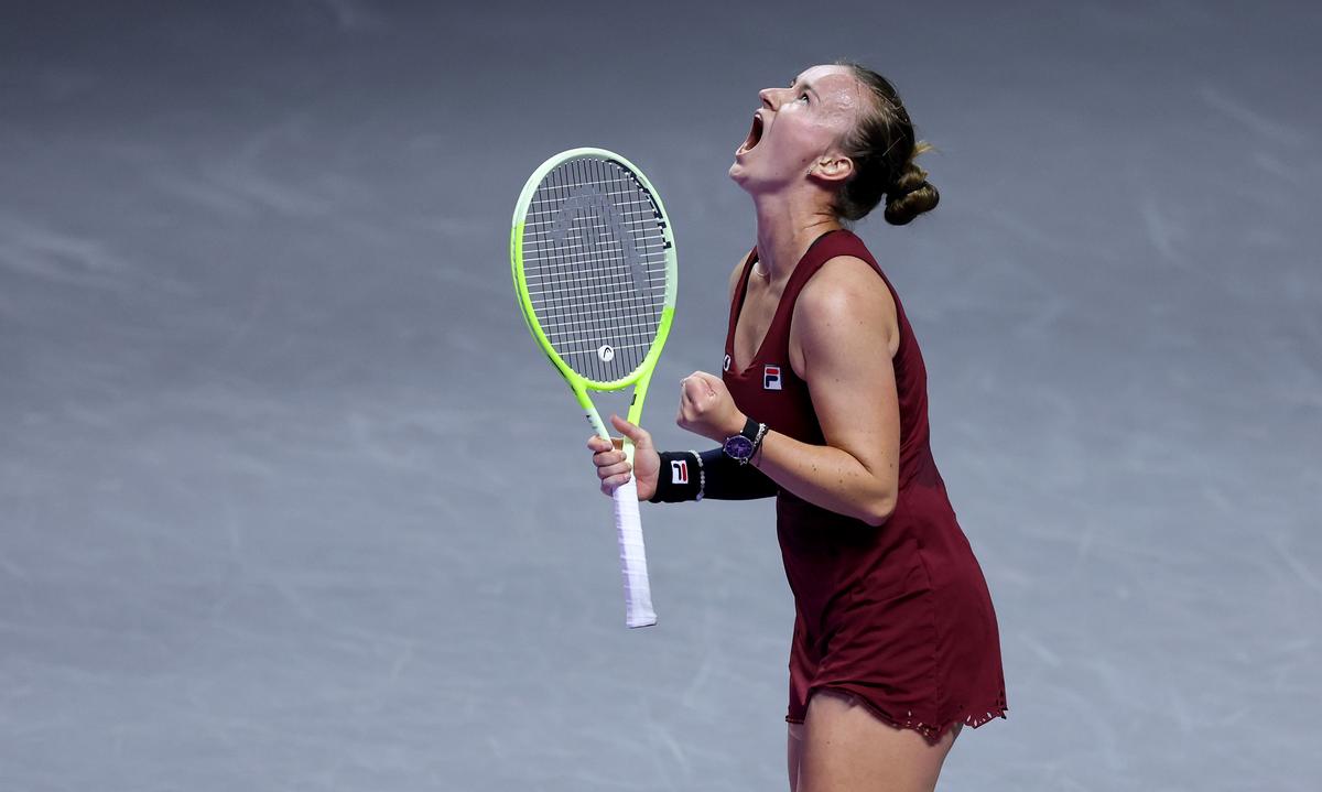 Krejcikova ăn mừng khi đánh bại Coco Gauff trong trận đấu đơn của họ trong Ngày thứ 6 của Vòng chung kết WTA 2024 Riyadh. Krejcikova ăn mừng khi đánh bại Coco Gauff trong trận đấu đơn của họ trong Ngày thứ 6 của Vòng chung kết WTA 2024 Riyadh.