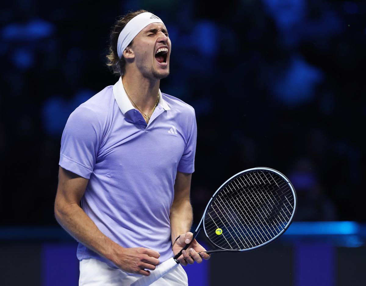 Alexander Zverev của Đức ăn mừng trước Carlos Alcaraz của Tây Ban Nha trong trận đấu Đơn nam của họ. Alexander Zverev của Đức ăn mừng trước Carlos Alcaraz của Tây Ban Nha trong trận đấu Đơn nam của họ.
