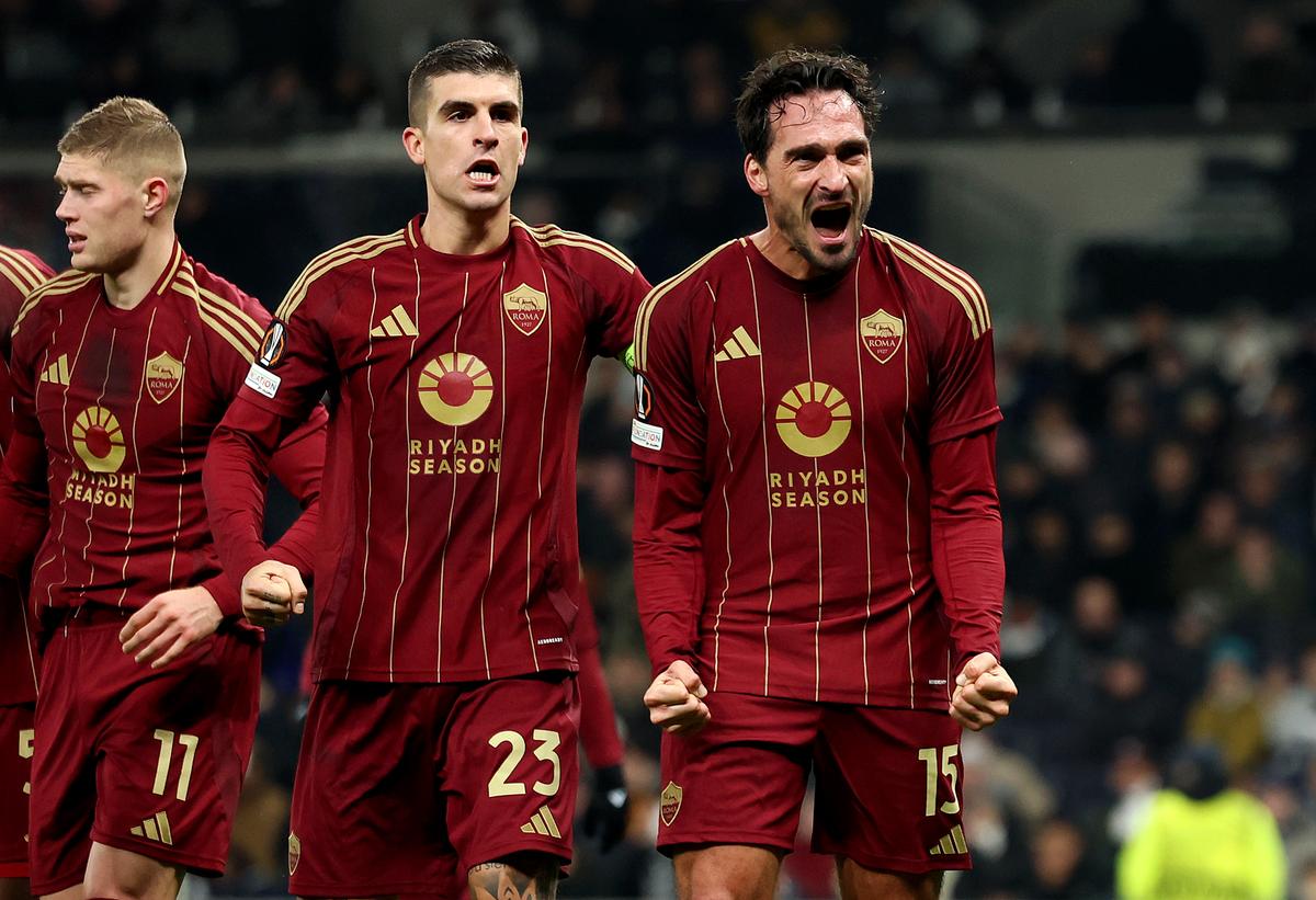 Mats Hummels của AS Roma ăn mừng cùng đồng đội Gianluca Mancini sau khi ghi bàn thắng thứ hai cho đội của anh ấy trong trận đấu MD5 giai đoạn UEFA Europa League 2024/25 giữa Tottenham Hotspur và AS Roma. Mats Hummels của AS Roma ăn mừng cùng đồng đội Gianluca Mancini sau khi ghi bàn thắng thứ hai cho đội của anh ấy trong trận đấu MD5 giai đoạn UEFA Europa League 2024/25 giữa Tottenham Hotspur và AS Roma.