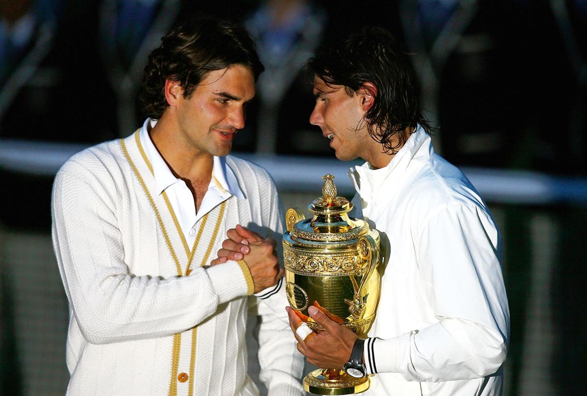 Roger Federer của Thụy Sĩ chúc mừng Rafael Nadal của Tây Ban Nha đã giành được cúp vô địch trong trận Chung kết đơn nam vào ngày thứ mười ba của Giải vô địch quần vợt sân cỏ Wimbledon tại Câu lạc bộ quần vợt và quần vợt sân cỏ toàn nước Anh vào ngày 6 tháng 7 năm 2008 tại London, Anh. Roger Federer của Thụy Sĩ chúc mừng Rafael Nadal của Tây Ban Nha đã giành được cúp vô địch trong trận Chung kết đơn nam vào ngày thứ mười ba của Giải vô địch quần vợt sân cỏ Wimbledon tại Câu lạc bộ quần vợt và quần vợt sân cỏ toàn nước Anh vào ngày 6 tháng 7 năm 2008 tại London, Anh.