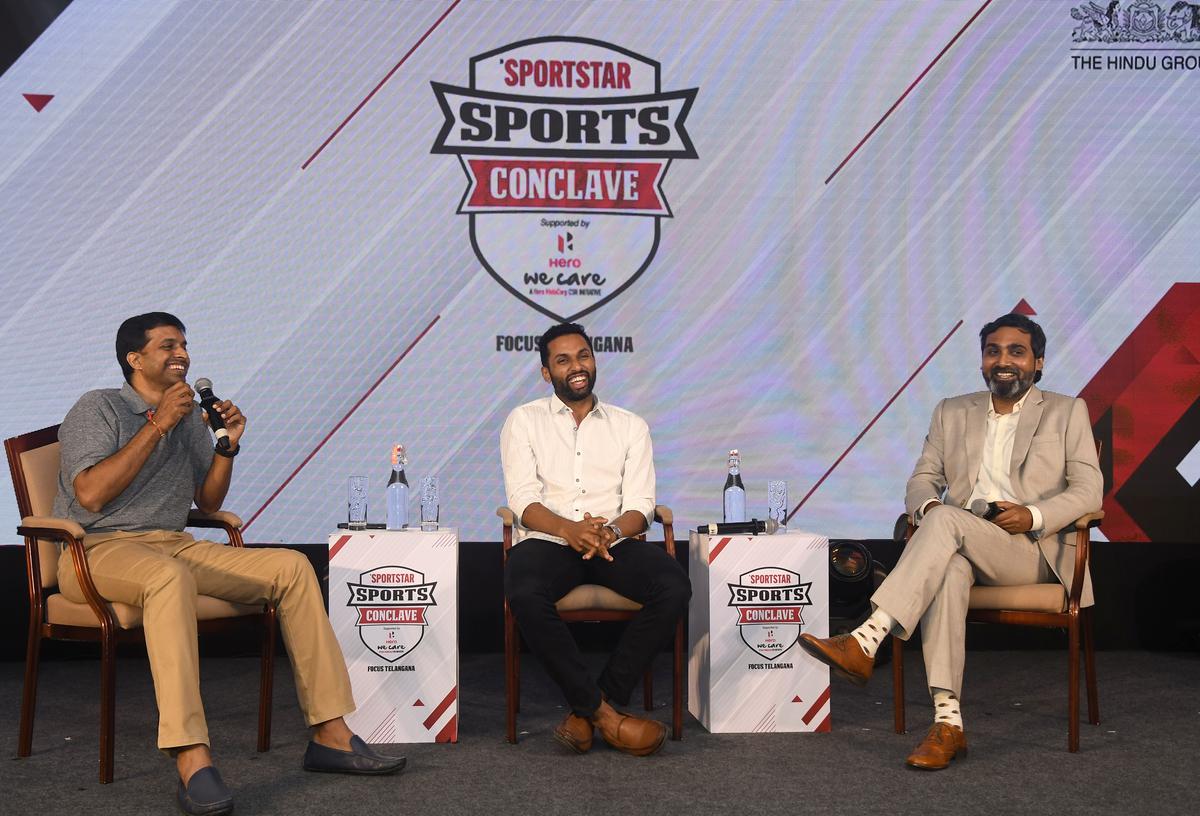 P. Gopichand, huấn luyện viên trưởng môn cầu lông quốc gia, phát biểu tại Hội nghị Sportstar - Focus Telangana ở Hyderabad. P. Gopichand, huấn luyện viên trưởng môn cầu lông quốc gia, phát biểu tại Hội nghị Sportstar - Focus Telangana ở Hyderabad.