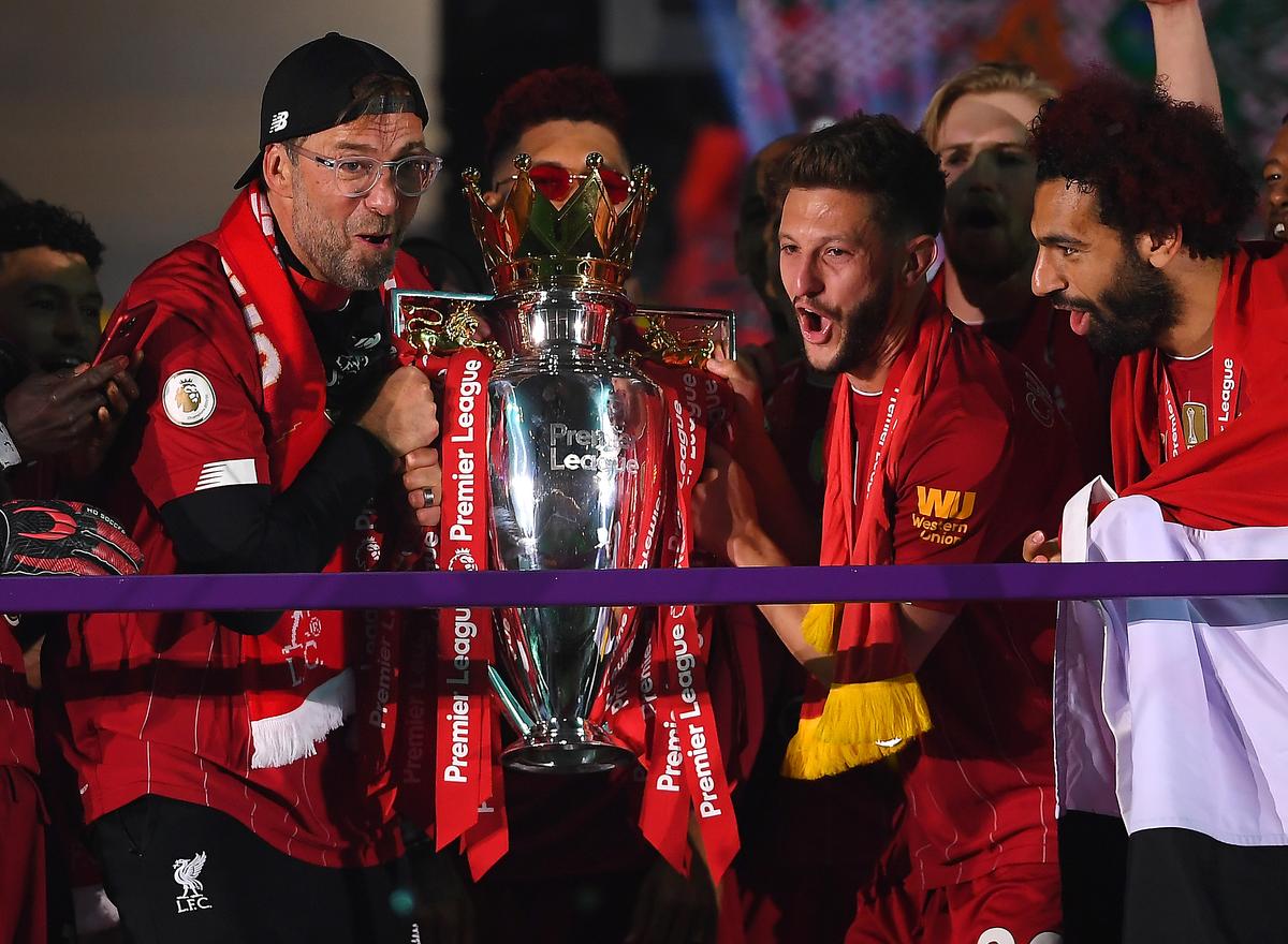 Jurgen Klopp, Adam Lallana và Mohamed Salah của Liverpool cầm Cúp Premier League ăn mừng chức vô địch trong buổi lễ giới thiệu vào ngày 22 tháng 7 năm 2020 tại Liverpool, Anh. 
