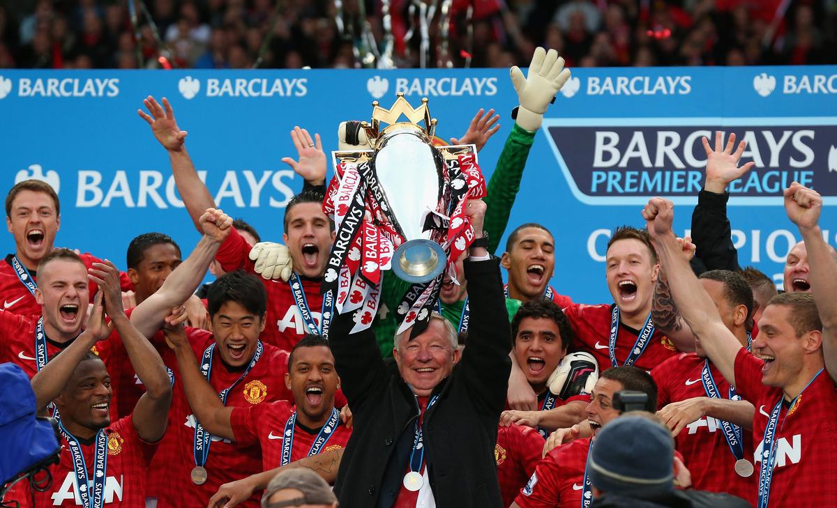 Huấn luyện viên của Manchester United, Sir Alex Ferguson nâng cao chiếc cúp Premier League sau trận đấu Barclays Premier League giữa Manchester United và Swansea City tại Old Trafford vào ngày 12 tháng 5 năm 2013 ở Manchester, Anh.