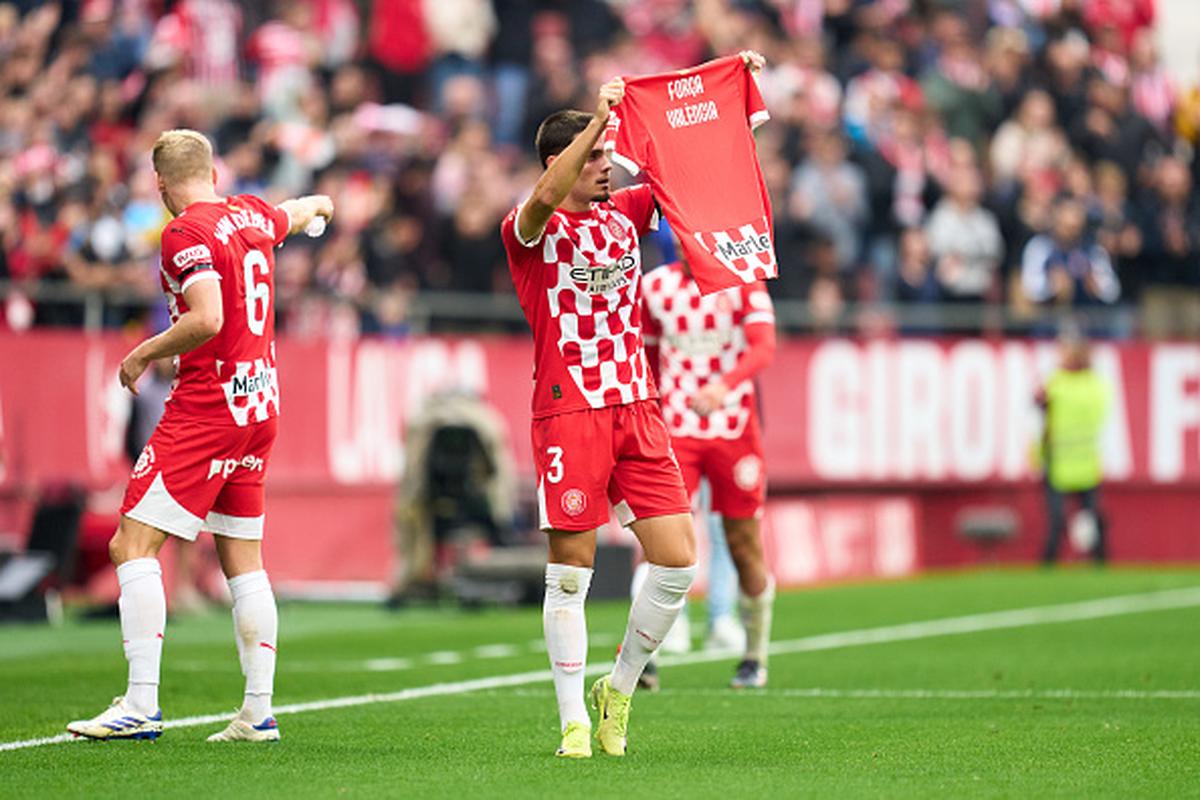 Miguel Gutierrez của Girona FC mặc chiếc áo có thông điệp ủng hộ Valencia sau khi ghi bàn thắng đầu tiên cho đội của anh ấy trong trận đấu La Liga với CD Leganes tại Sân vận động Montilivi vào thứ Bảy ở Girona. Miguel Gutierrez của Girona FC mặc chiếc áo có thông điệp ủng hộ Valencia sau khi ghi bàn thắng đầu tiên cho đội của anh ấy trong trận đấu La Liga với CD Leganes tại Sân vận động Montilivi vào thứ Bảy ở Girona.