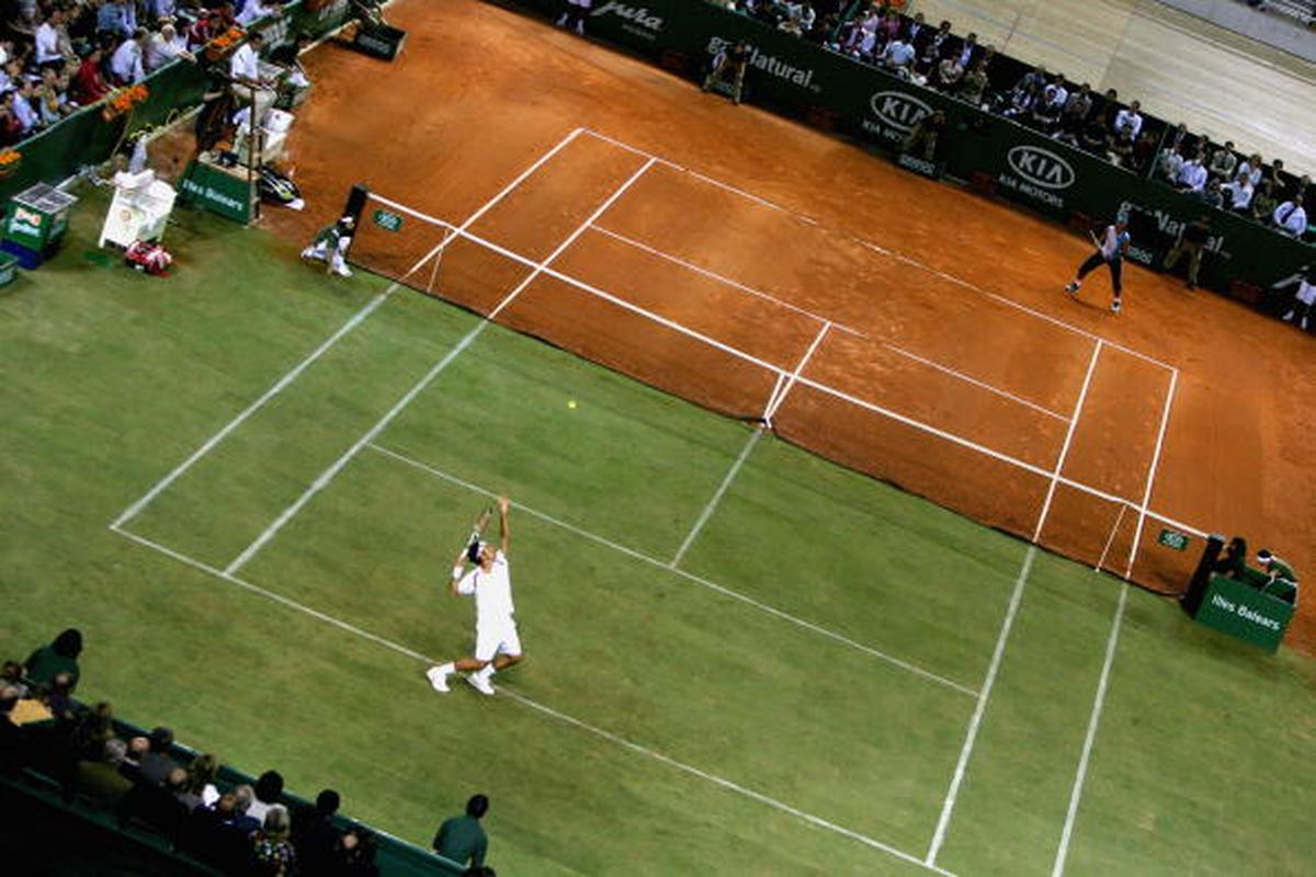 Nadal đấu với Federer trong 'Trận chiến bề mặt' tại The Palma Arena vào ngày 2 tháng 5 năm 2007 tại Mallorca, Tây Ban Nha. Nadal đấu với Federer trong 'Trận chiến bề mặt' tại The Palma Arena vào ngày 2 tháng 5 năm 2007 tại Mallorca, Tây Ban Nha.