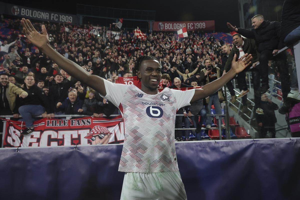 Ngal'ayel Mukau của Lille ăn mừng khi kết thúc trận đấu Champions League giữa Bologna FC 1909 và LOSC Lille ở Bologna. Ngal'ayel Mukau của Lille ăn mừng khi kết thúc trận đấu Champions League giữa Bologna FC 1909 và LOSC Lille ở Bologna.