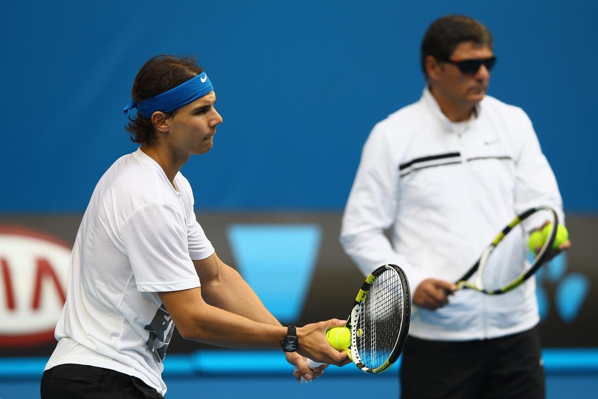 Rafael Nadal của Tây Ban Nha được huấn luyện viên Toni Nadal theo dõi trong khi anh tập luyện trước giải Úc mở rộng 2012 tại Rod Laver Arena vào ngày 14 tháng 1 năm 2012 tại Melbourne, Úc. Rafael Nadal của Tây Ban Nha được huấn luyện viên Toni Nadal theo dõi khi anh tập luyện trước Giải Úc mở rộng 2012 tại Rod Laver Arena vào ngày 14 tháng 1 năm 2012 ở Melbourne, Úc.