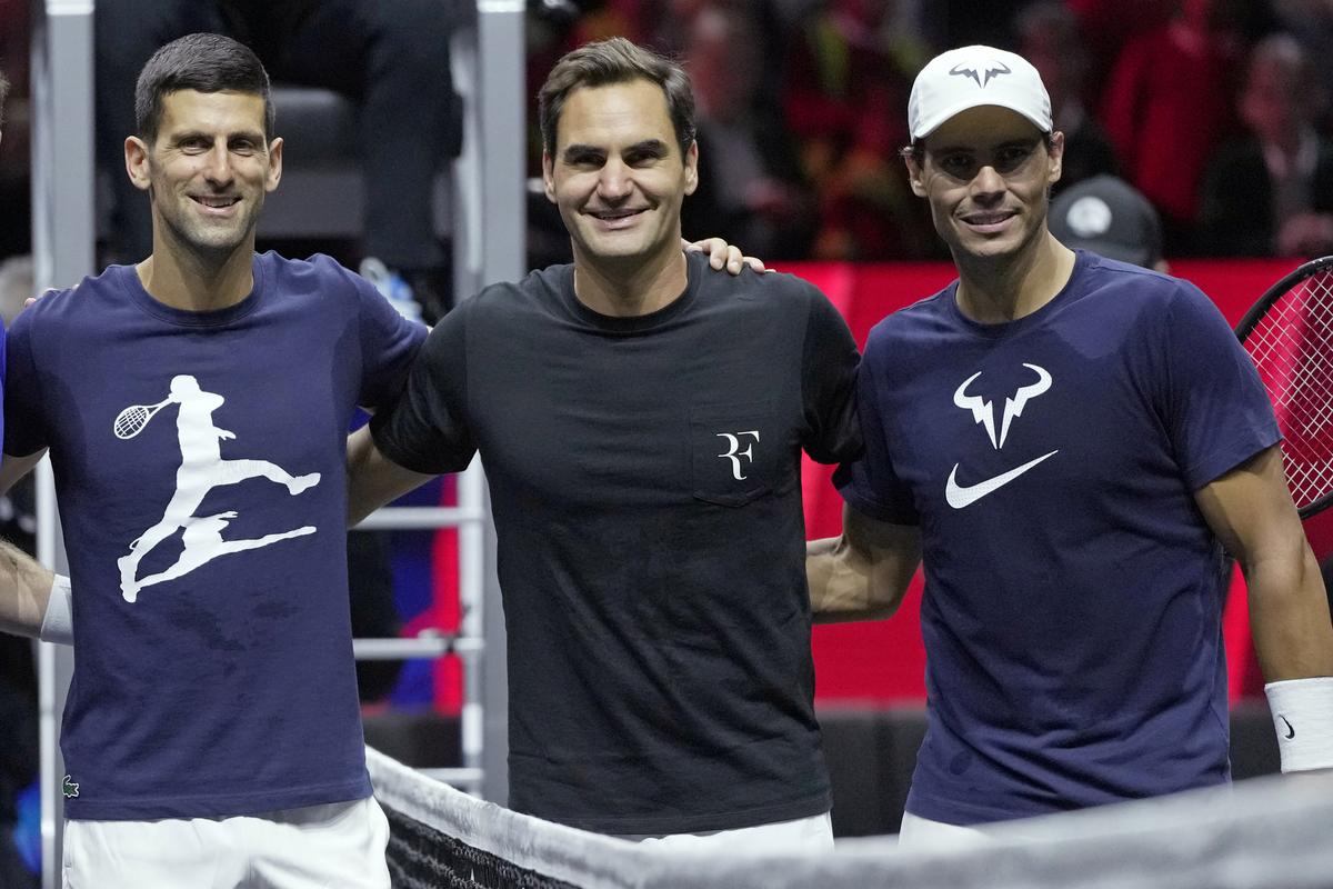 TẬP TIN - Từ trái sang, Novak Djokovic của Serbia, Roger Federer của Thụy Sĩ và Rafael Nadal của Tây Ban Nha tham dự một buổi tập trước giải quần vợt Laver Cup tại O2 ở London, Thứ Năm, ngày 22 tháng 9 năm 2022. TẬP TIN - Từ trái sang, Novak Djokovic của Serbia, Roger Federer của Thụy Sĩ và Rafael Nadal của Tây Ban Nha tham dự một buổi tập trước giải quần vợt Laver Cup tại O2 ở London, Thứ Năm, ngày 22 tháng 9 năm 2022.