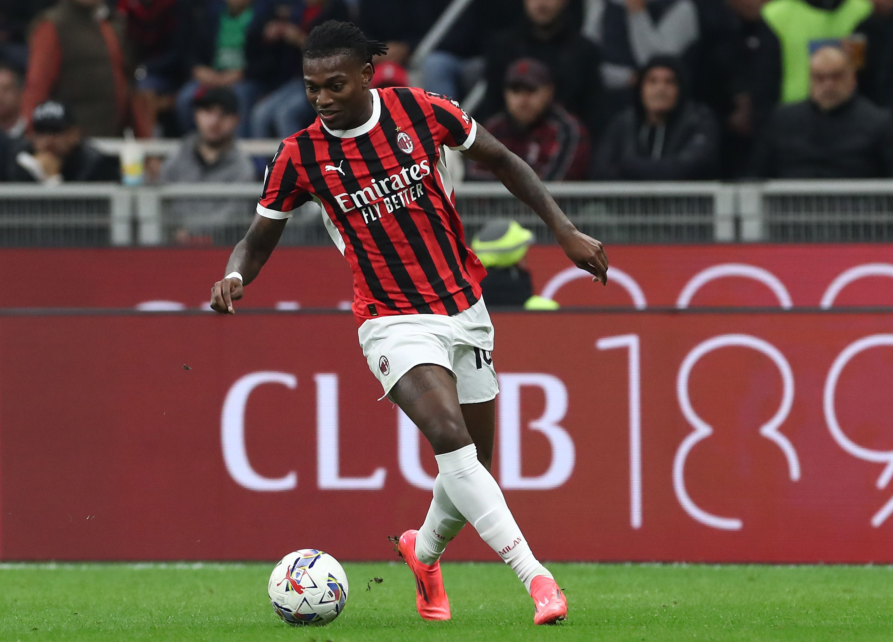 Barcelona đang theo dõi những gì đang diễn ra giữa Rafael Leao và Milan, vì ngôi sao này thường xuyên được tung vào sân từ băng ghế dự bị.