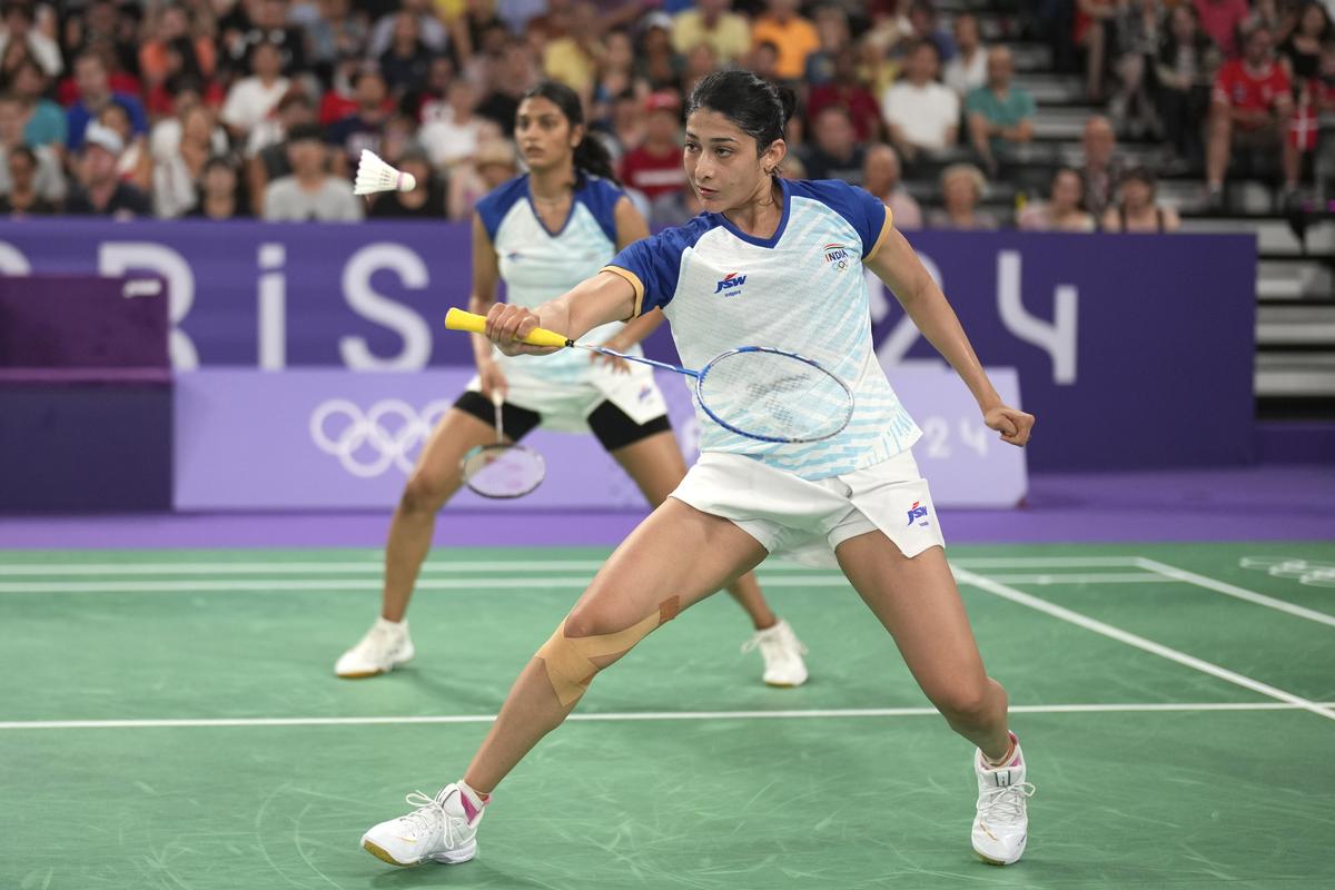 Tanisha Crasto và Ashwini Ponnappa của Ấn Độ đấu với Setyana Mapasa và Angela Yu của Australia trong trận đấu vòng bảng cầu lông đôi nữ tại Porte de la Chapelle Arena trong Thế vận hội Mùa hè 2024. Tanisha Crasto và Ashwini Ponnappa của Ấn Độ đấu với Setyana Mapasa và Angela Yu của Australia trong trận đấu vòng bảng cầu lông đôi nữ tại Porte de la Chapelle Arena trong Thế vận hội Mùa hè 2024.