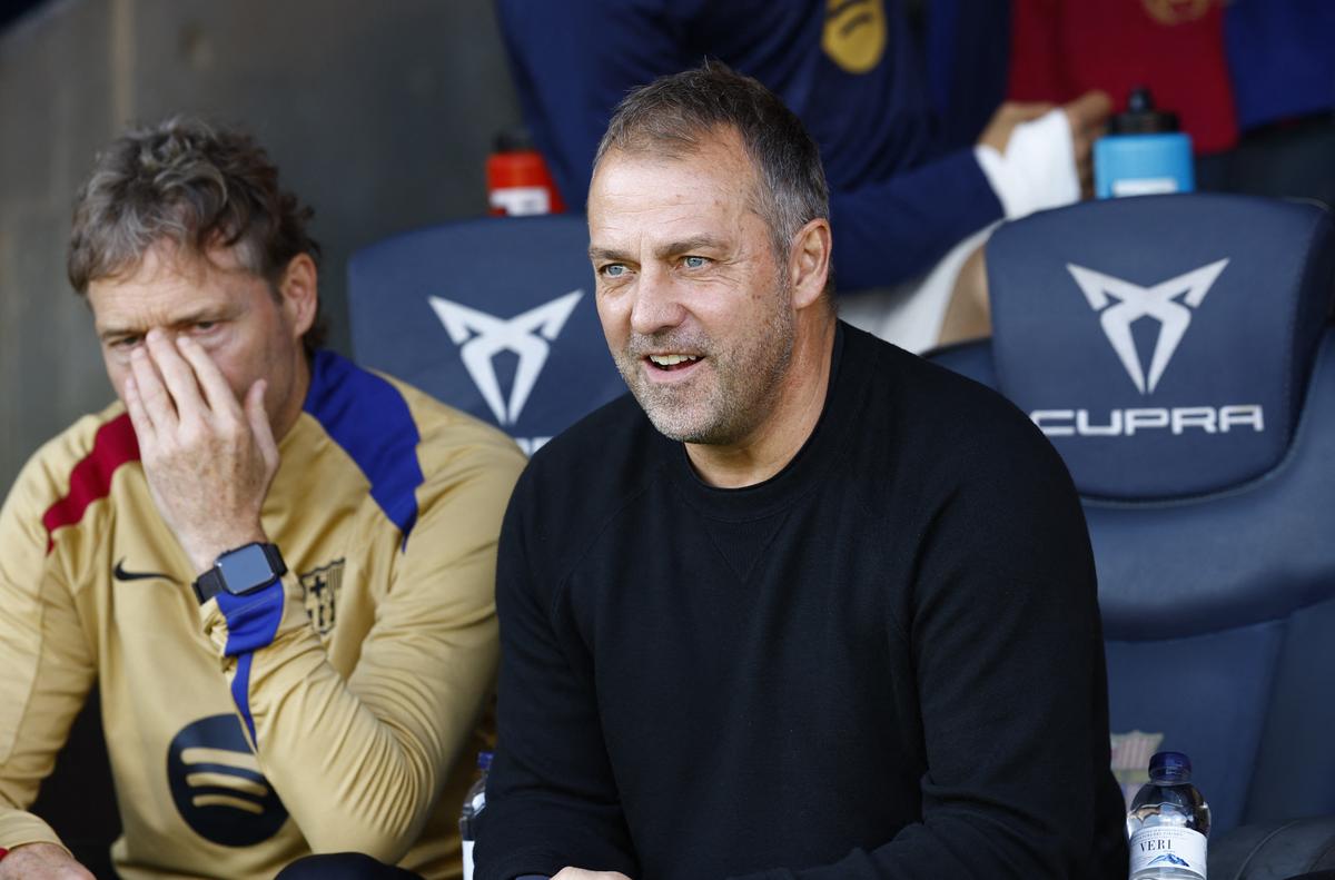 FILE PHOTO: Huấn luyện viên Hansi Flick của FC Barcelona trước trận đấu La Liga với Las Palmas.