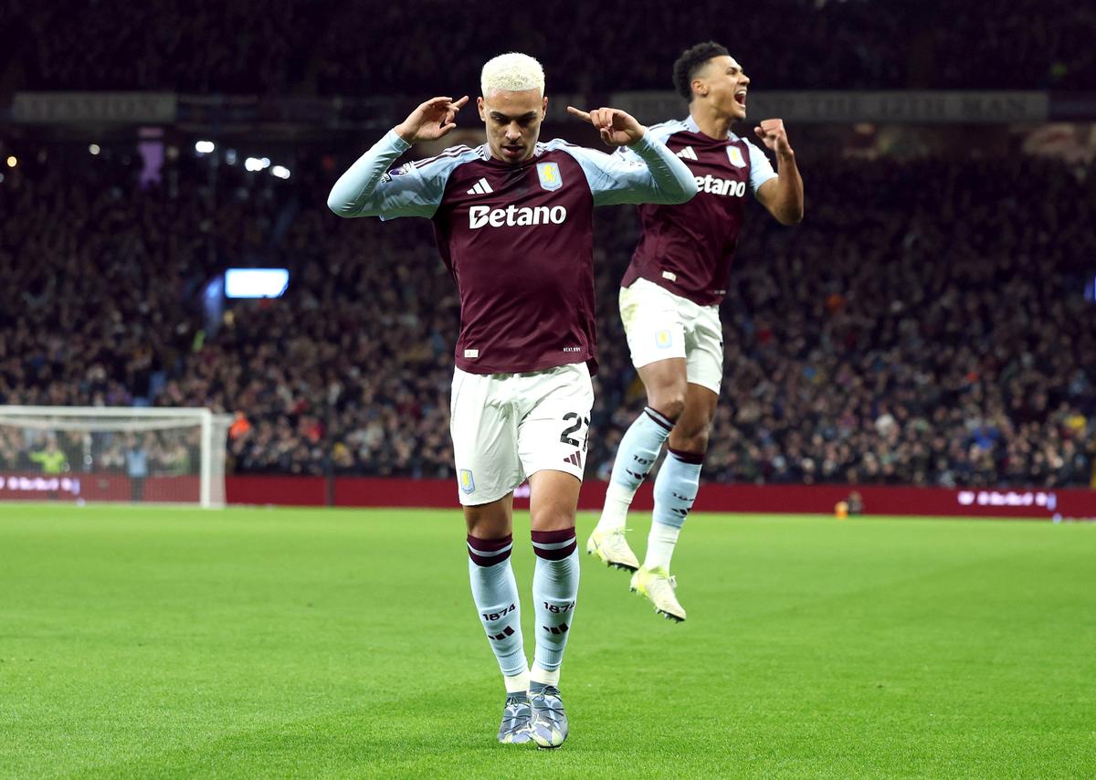 Morgan Rogers của Aston Villa ăn mừng khi ghi bàn thắng đầu tiên cho đội của anh ấy trong trận đấu ở Premier League với Brentford tại Villa Park, Birmingham, vào thứ Tư.