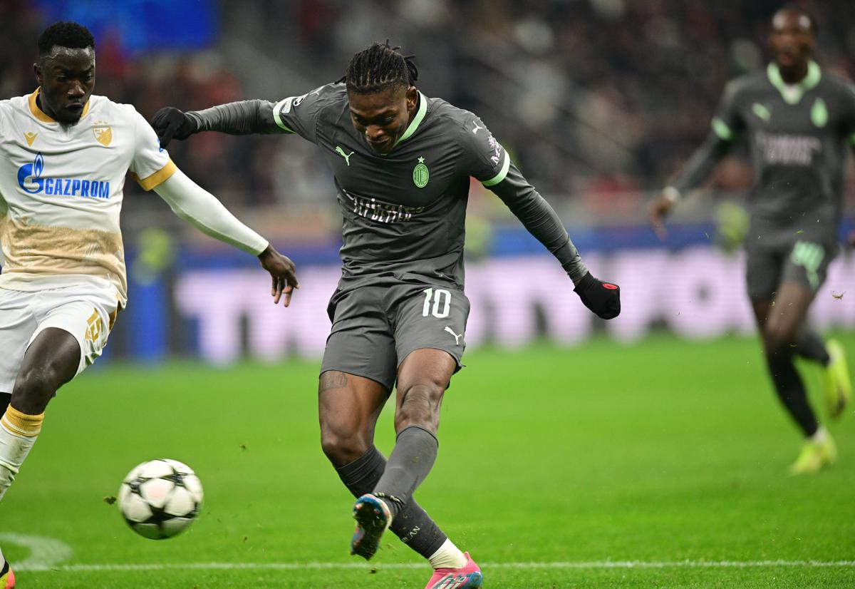 Rafael Leao của AC Milan ghi bàn thắng đầu tiên vào lưới Red Star Belgrade tại UEFA Champions League.