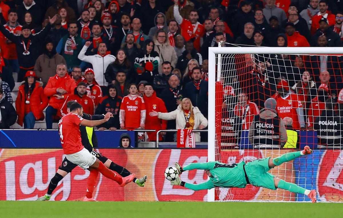 Vangelis Pavlidis của Benfica sút vào khung thành khi Lukasz Skorupski của Bologna thực hiện một pha cứu thua trong trận đấu vòng bảng UEFA Champions League của họ.