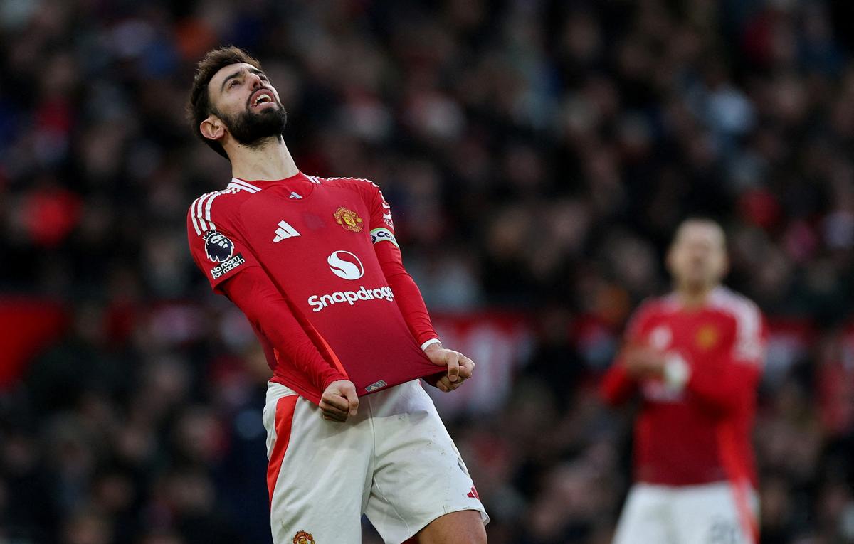 Bruno Fernandes của Manchester United phản ứng sau khi bỏ lỡ cơ hội ghi bàn vào lưới Bournemouth ở Premier League.