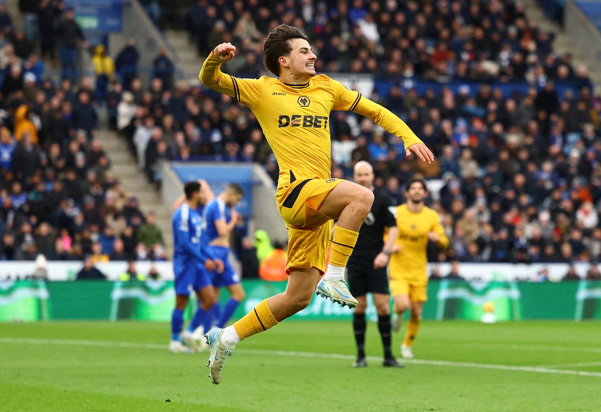Rodrigo Gomes của Wolverhampton Wanderers ăn mừng khi ghi bàn thắng thứ hai vào lưới Leicester City tại Premier League.