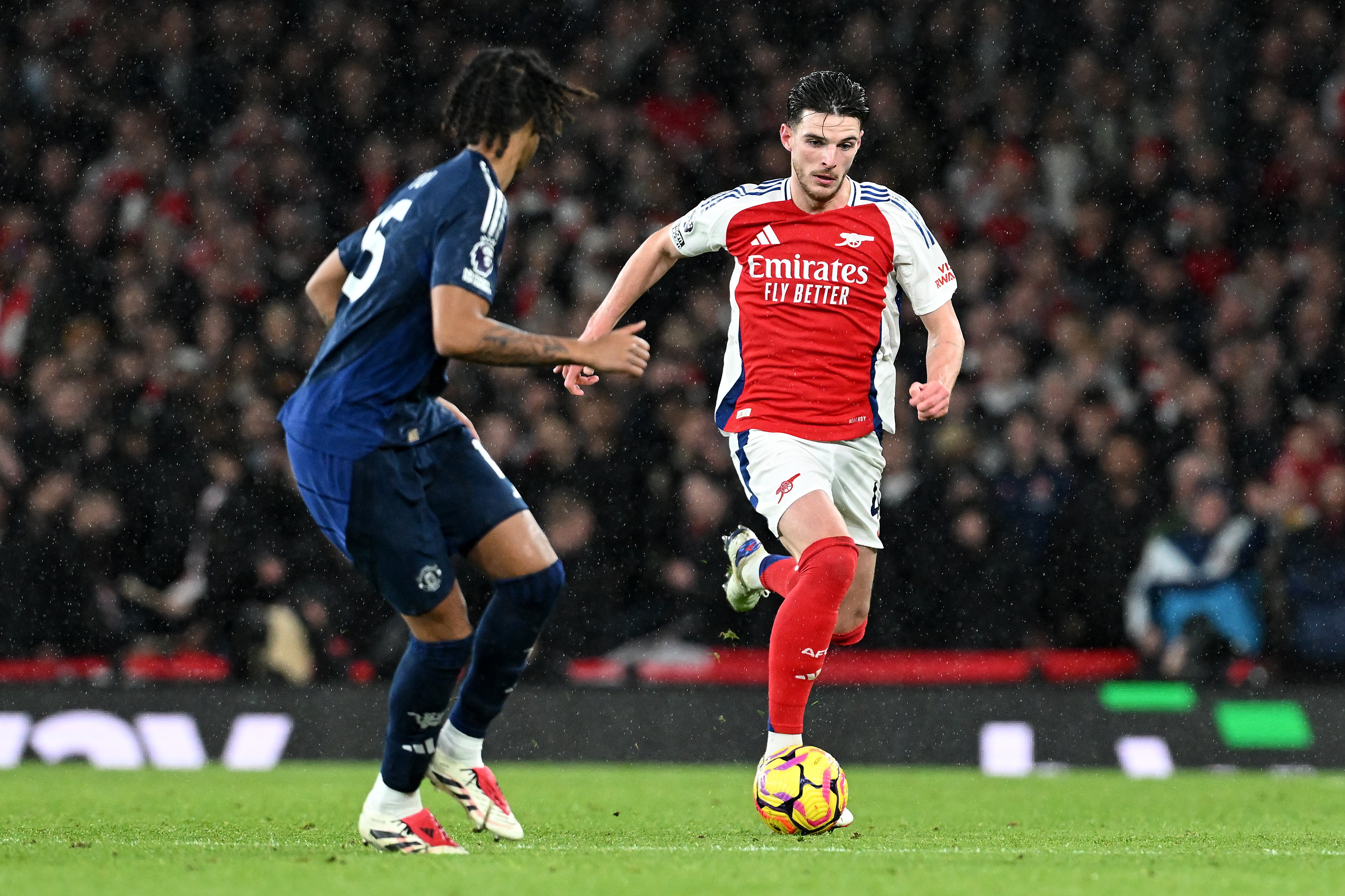 Yoro đối đầu với tiền vệ Declan Rice của Arsenal