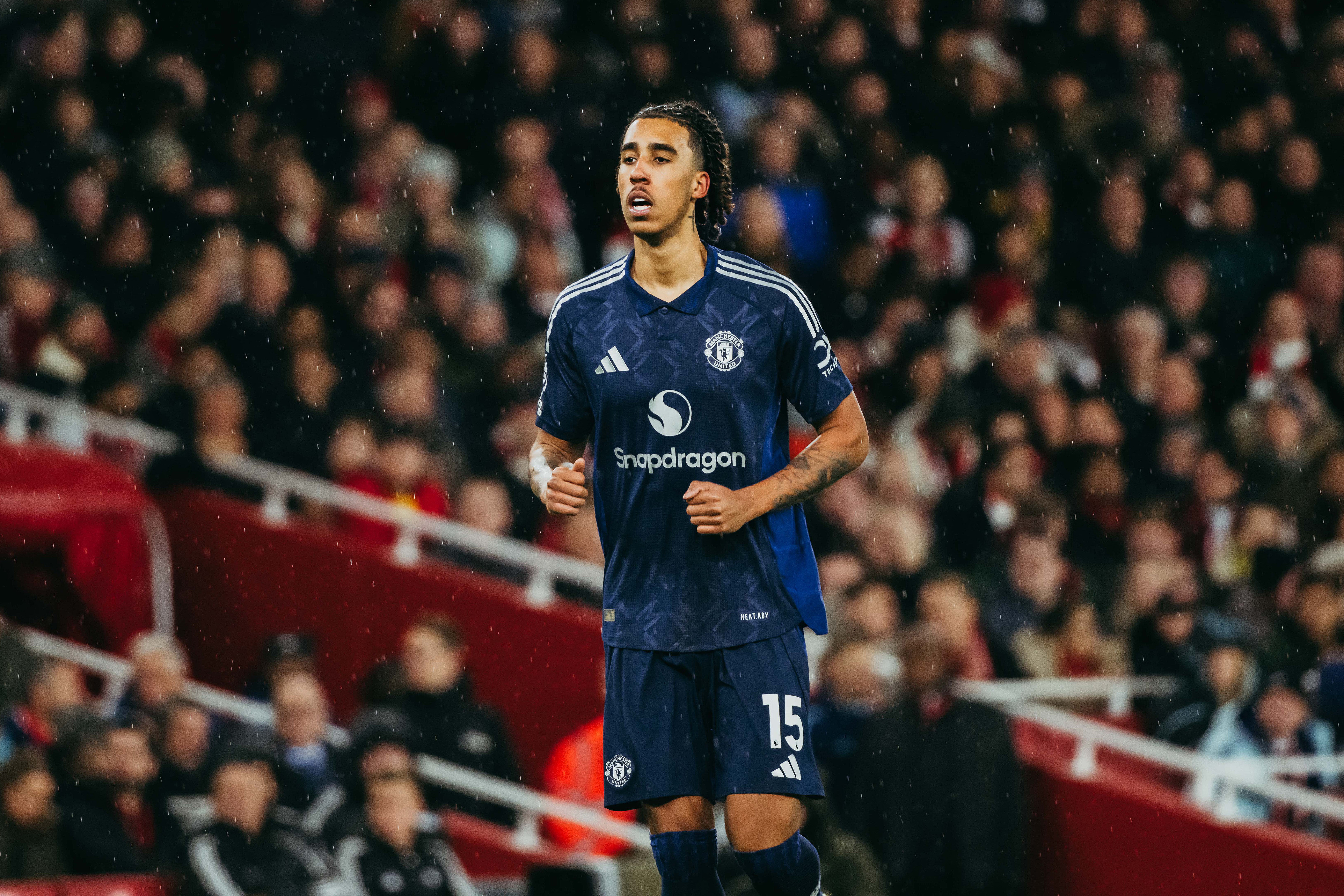 Leny Yoro có trận ra mắt Manchester United trước Arsenal tại Emirates