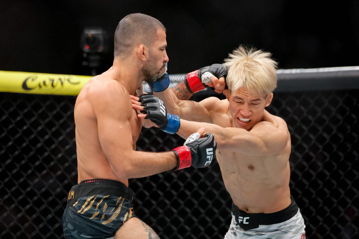 Pantoja đấm Asakura trong hiệp đầu tiên của trận tranh đai hạng ruồi trong UFC 310 tại T-Mobile Arena ở Las Vegas, Nevada. Pantoja đấm Asakura trong hiệp đầu tiên của trận tranh đai hạng ruồi trong UFC 310 tại T-Mobile Arena ở Las Vegas, Nevada.
