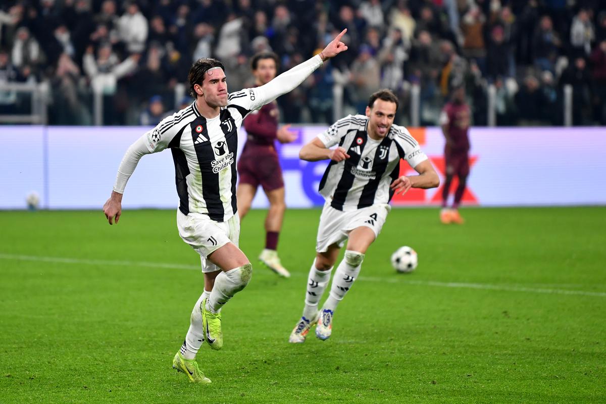 Vlahovic của Juventus ăn mừng khi ghi bàn thắng đầu tiên cho đội của anh ấy trong trận đấu MD6 giai đoạn 2024/25 của UEFA Champions League với Manchester City. Vlahovic của Juventus ăn mừng khi ghi bàn thắng đầu tiên cho đội của anh ấy trong trận đấu MD6 giai đoạn 2024/25 của UEFA Champions League với Manchester City.