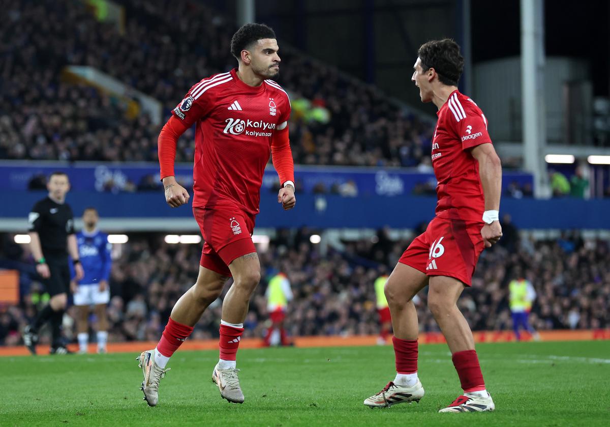 Morgan Gibbs-White của Nottingham Forest ăn mừng khi ghi bàn thắng thứ hai cho đội của mình cùng đồng đội Nicolas Dominguez trong trận đấu ở Premier League giữa Everton FC và Nottingham Forest FC tại Goodison Park vào ngày 29 tháng 12 năm 2024 ở Liverpool, Anh.