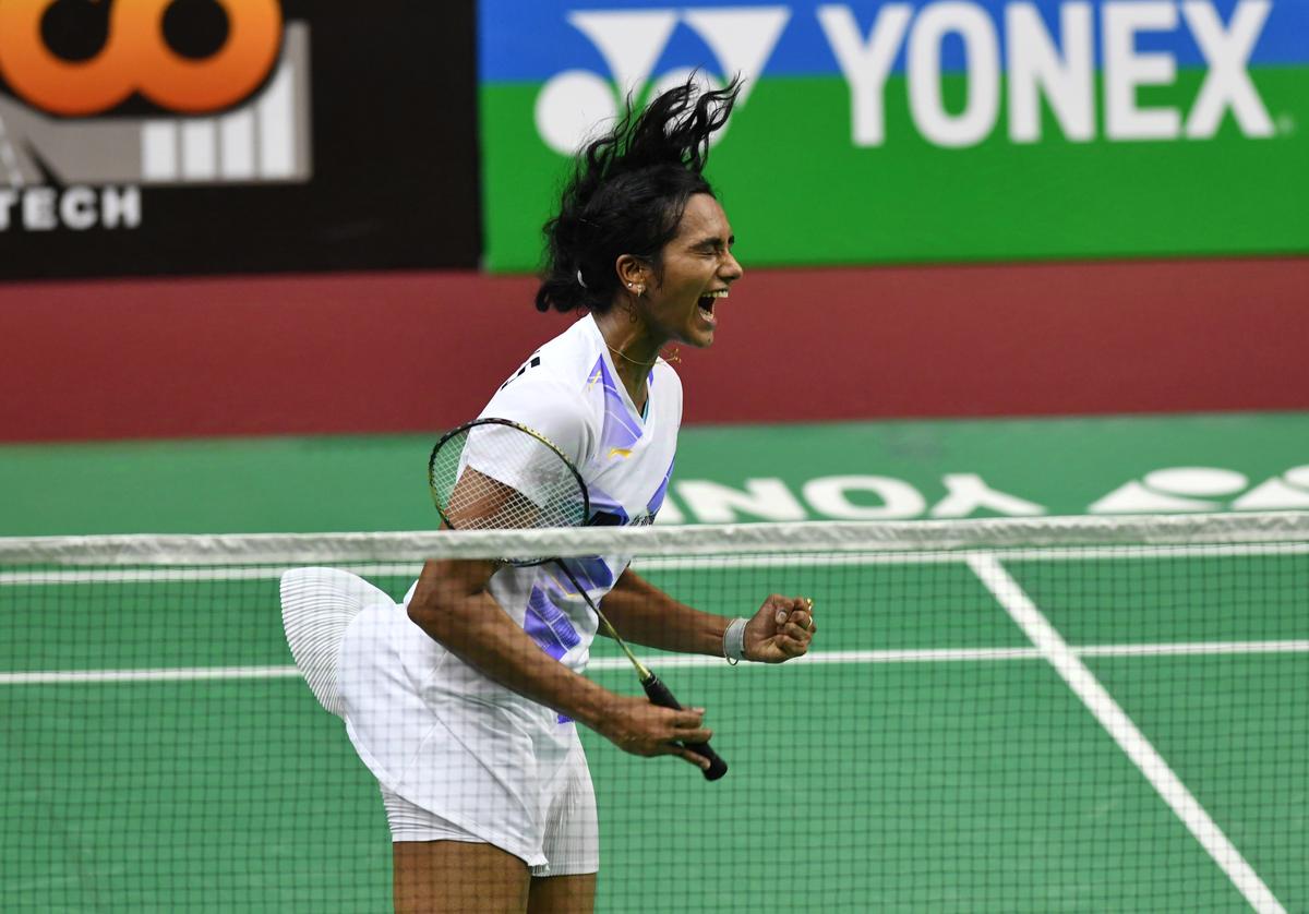 Chương trình ba than bùn: PV Sindhu đã giành được danh hiệu thứ ba khi cùng người đồng hương Saina Nehwal với tư cách là người chiến thắng ba lần duy nhất tại giải đấu Syed Modi India International Super 300 ở Lucknow.