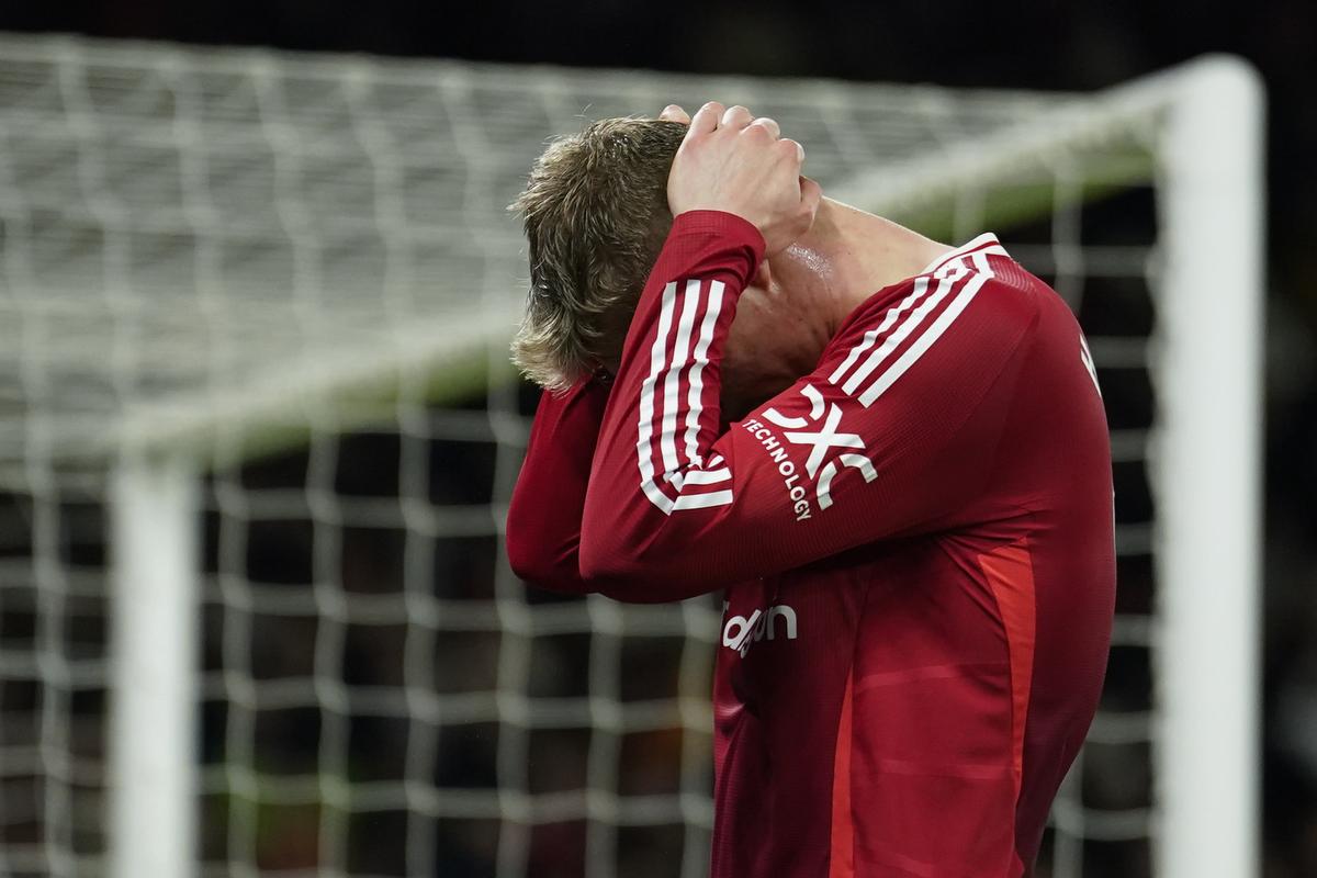 Rasmus Hojlund phản ứng sau khi Manchester United thua 0-2 trước Newcastle, kết thúc năm 2024 bằng trận thua, trên sân Old Trafford ở Manchester, Anh. Rasmus Hojlund phản ứng sau khi Manchester United thua 0-2 trước Newcastle, kết thúc năm 2024 bằng trận thua, trên sân Old Trafford ở Manchester, Anh.