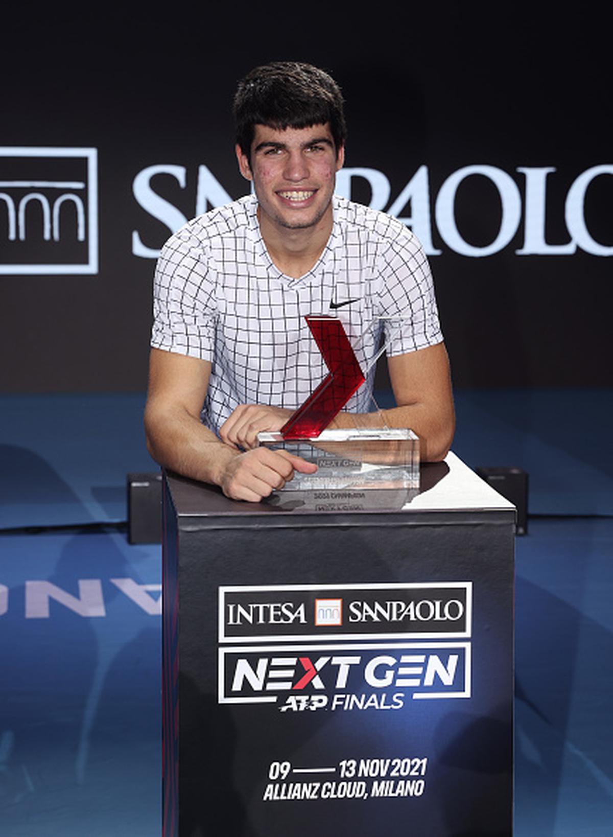 Carlos Alcaraz của Tây Ban Nha đã hạ gục Sebastian Korda của Mỹ để giành chức vô địch Next Gen ATP Finals 2021 tại Milan. Carlos Alcaraz của Tây Ban Nha đã hạ gục Sebastian Korda của Mỹ để giành chức vô địch Next Gen ATP Finals 2021 tại Milan.