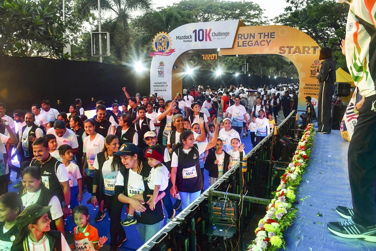 Mumbai: Người dân tham gia cuộc thi Mazdock Marathon lần thứ 2 do Mazagon Dock Shipbuilders Limited tổ chức. Mumbai: Người dân tham gia cuộc thi Mazdock Marathon lần thứ 2 do Mazagon Dock Shipbuilders Limited tổ chức.