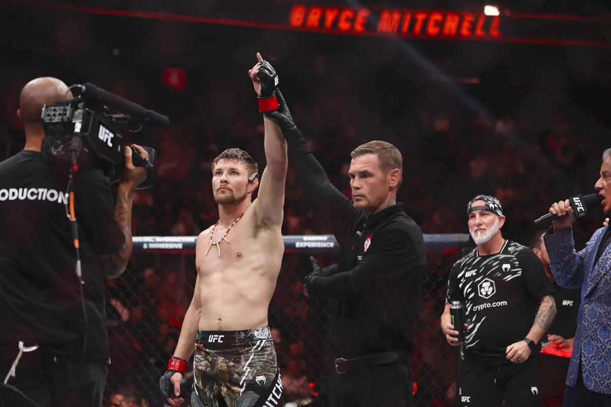 Bryce Mitchell, ở giữa bên trái, đứng trong hình bát giác sau khi đánh bại Kron Gracie trong trận đấu võ tổng hợp hạng lông UFC 310. Bryce Mitchell, ở giữa bên trái, đứng trong hình bát giác sau khi đánh bại Kron Gracie trong trận đấu võ tổng hợp hạng lông UFC 310.