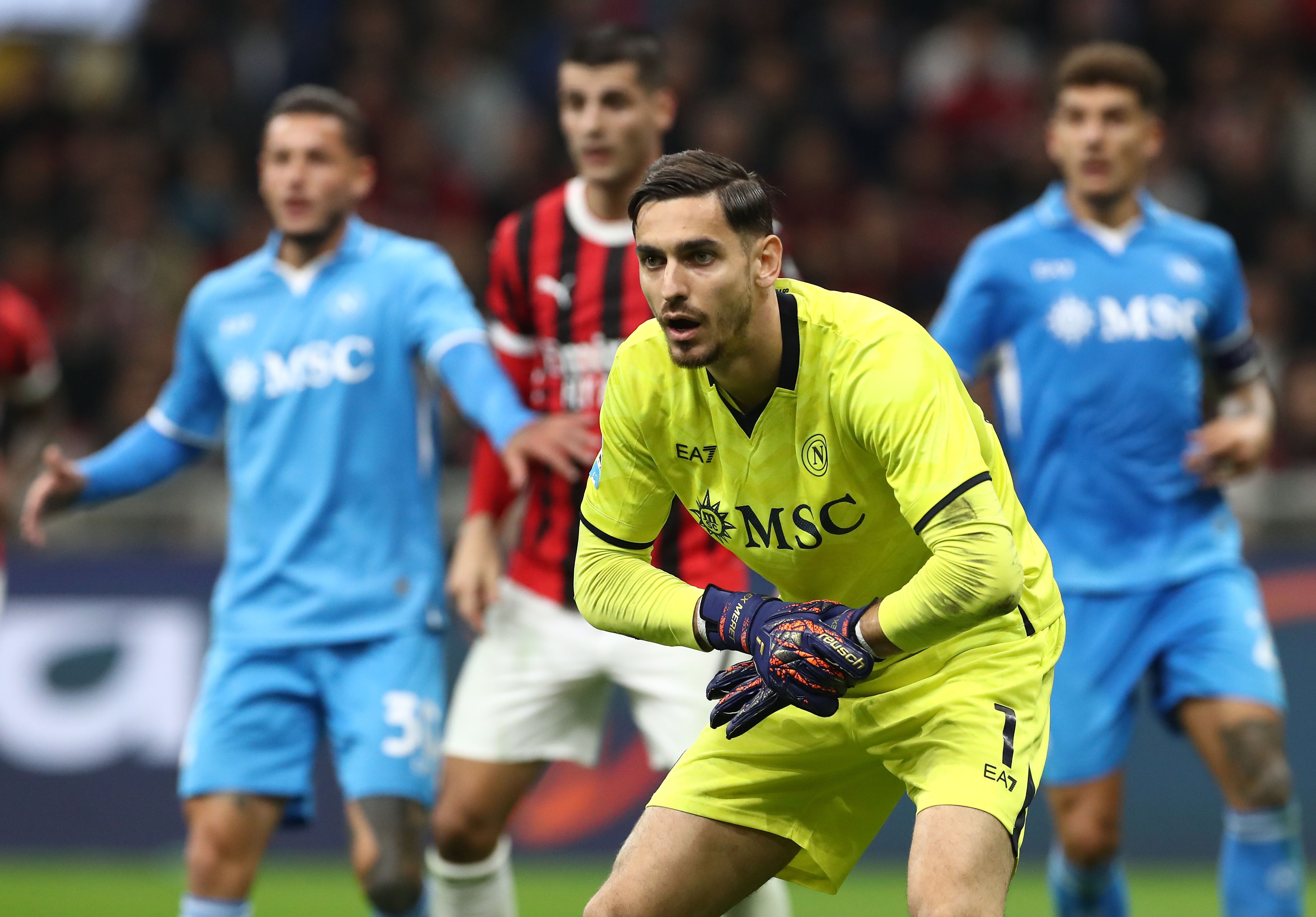 Napoli và phe của Alex Meret đang đàm phán gia hạn hợp đồng nhưng họ vẫn chưa thể đạt được thỏa thuận và Inter vẫn đang theo dõi.