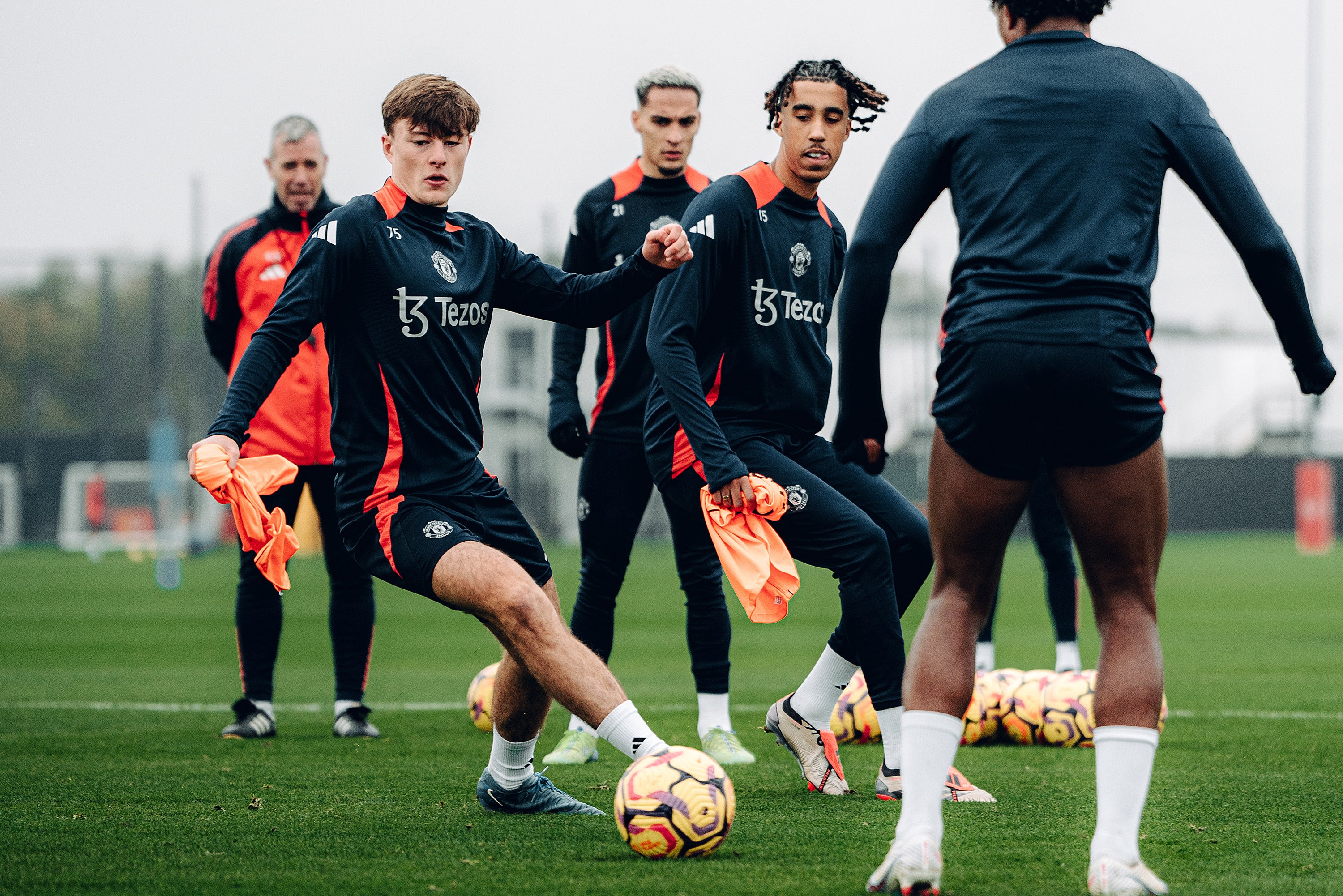 Yoro (giữa) trong buổi tập của Manchester United