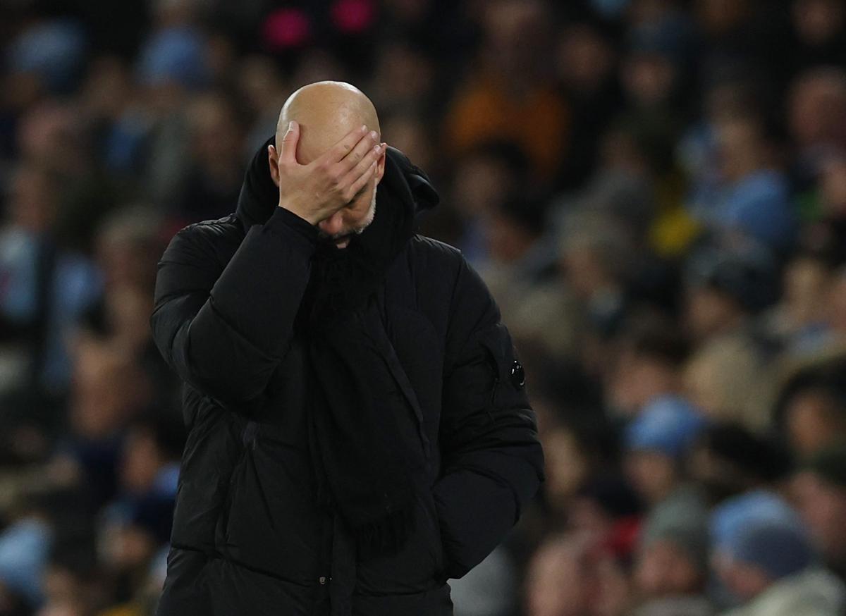 FILE PHOTO: Huấn luyện viên của Manchester City, Pep Guardiola có vẻ chán nản sau khi Niclas Fullkrug của West Ham United ghi bàn thắng đầu tiên trong cuộc chạm trán ở Premier League. 