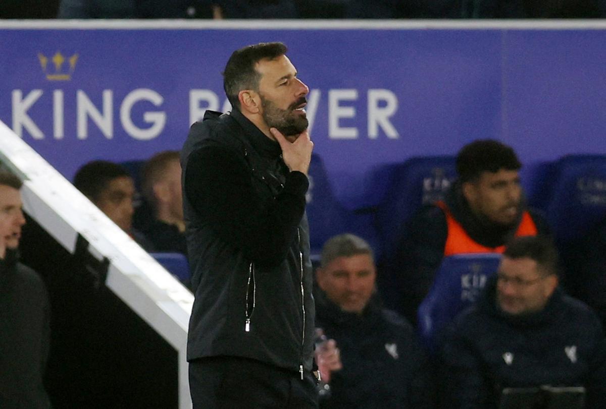 HLV Ruud van Nistelrooy của Leicester City phản ứng.