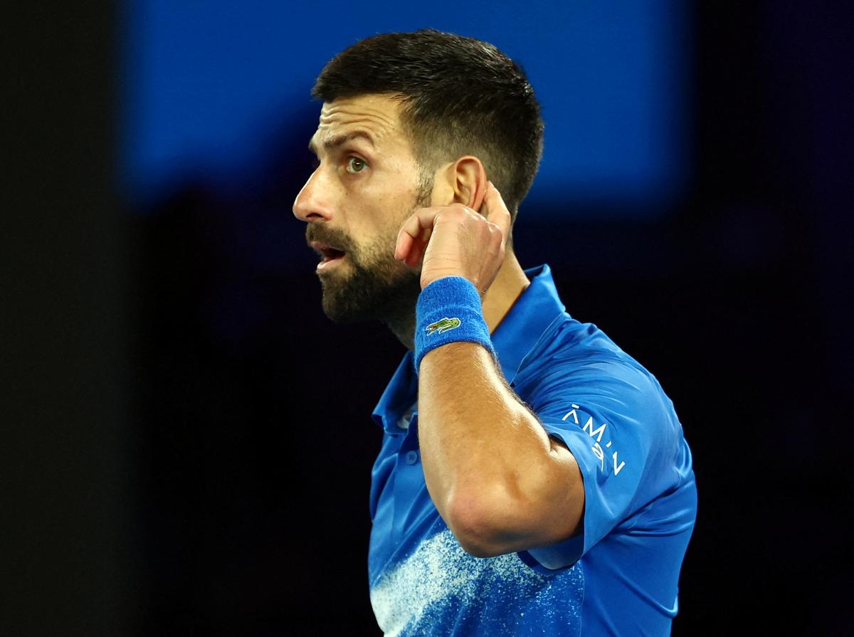 Novak Djokovic của Serbia ra hiệu khi ăn mừng chiến thắng trong trận đấu ở vòng ba trước Tomas Machac của Cộng hòa Séc. 