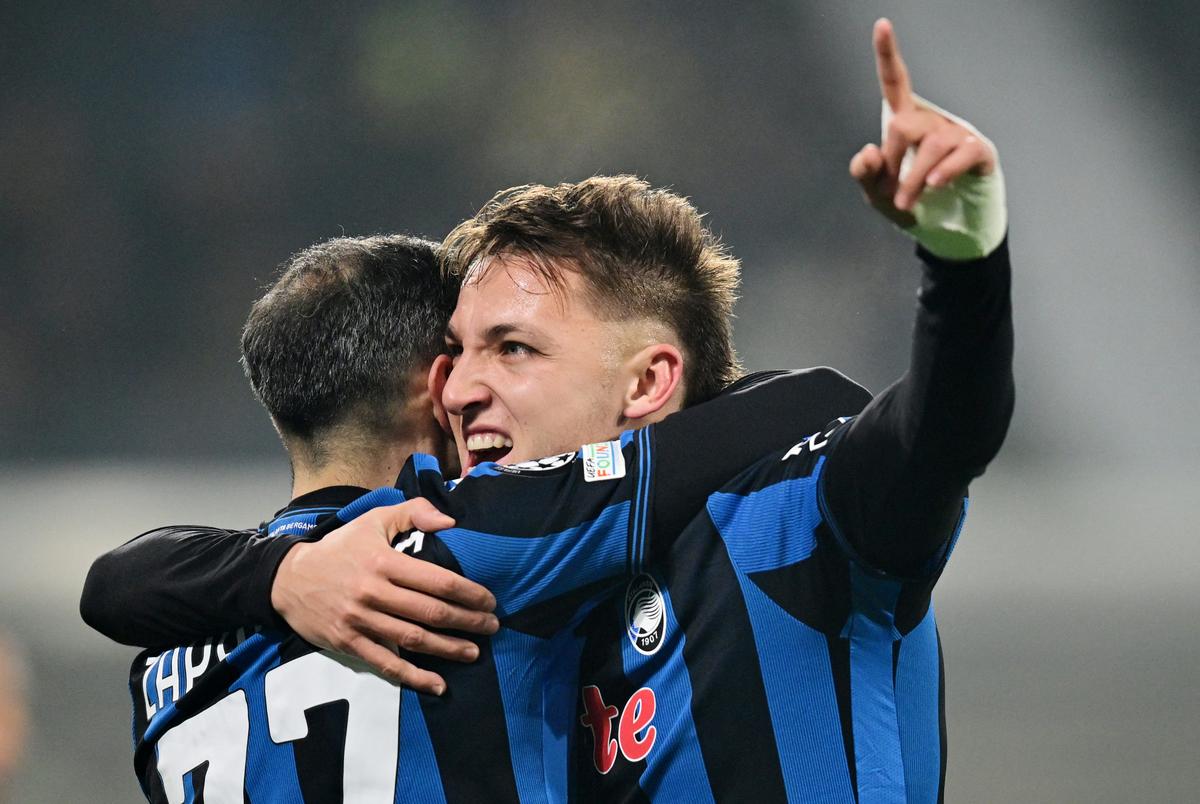 Mateo Retegui của Atalanta ăn mừng khi ghi bàn thắng đầu tiên với Davide Zappacosta của Atalanta. 