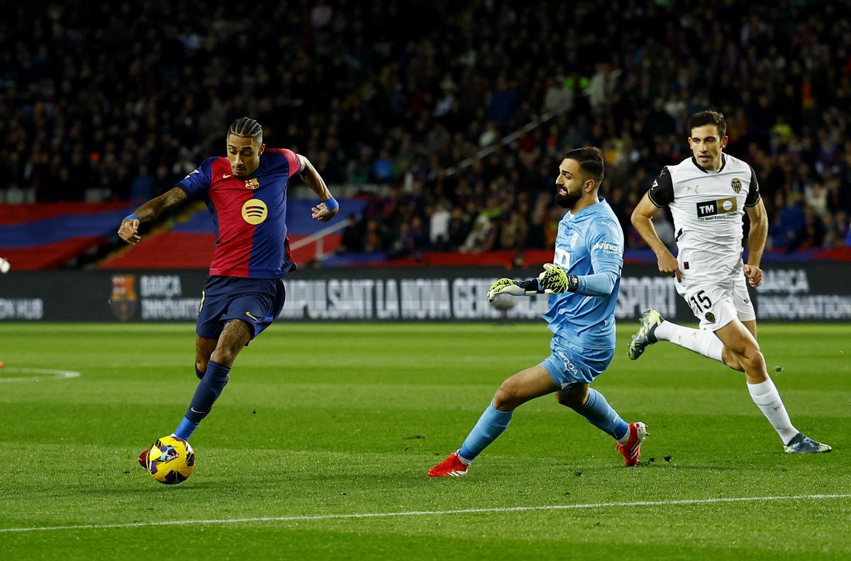 Raphinha của FC Barcelona ghi bàn thắng thứ ba vào lưới Valencia trong trận đấu La Liga tại sân vận động Olympic vào Chủ nhật.