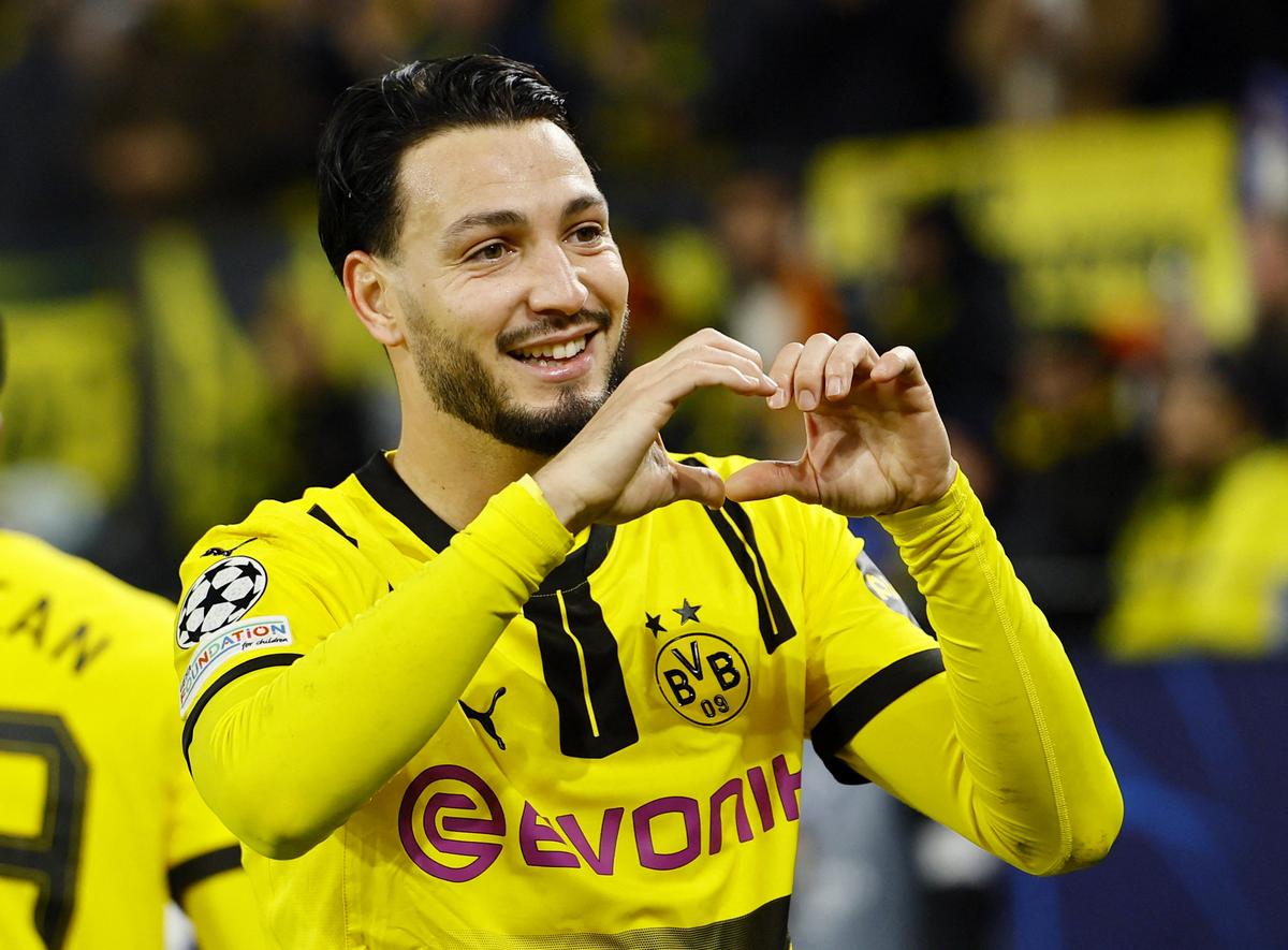 Ramy Bensebaini của Borussia Dortmund kỷ niệm ghi bàn thắng thứ ba của họ trước Shakhtar Donetsk ở UEFA Champions League.