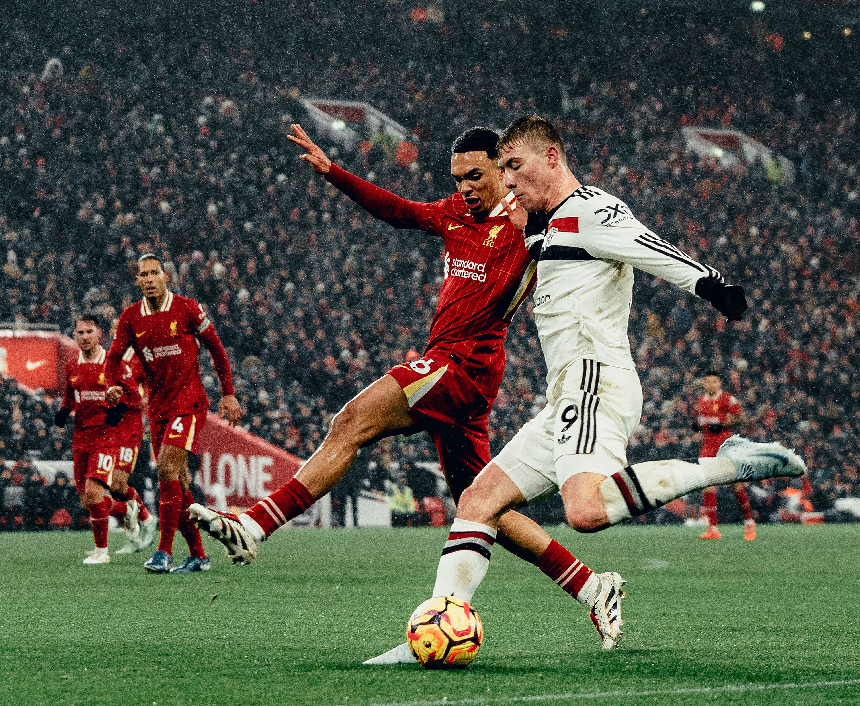 Trent Alexander Arnold thách thức tiền đạo Rasmus Hojlund của United