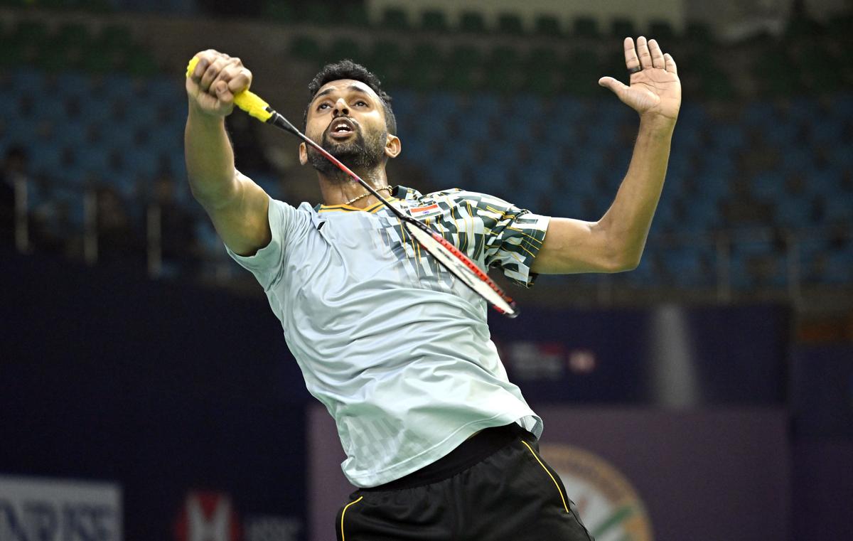 Prannoy, vẫn đang hồi phục sau ảnh hưởng của trận Chikungunya mà anh ấy phải chịu đựng năm ngoái, đã không thể lấy lại đà ban đầu của mình, thất bại trước Su Li Yang với tỷ số 16-21, 21-18, 21-12. Prannoy, vẫn đang hồi phục sau ảnh hưởng của trận Chikungunya mà anh ấy phải chịu đựng năm ngoái, đã không thể lấy lại đà ban đầu của mình, thất bại trước Su Li Yang với tỷ số 16-21, 21-18, 21-12.