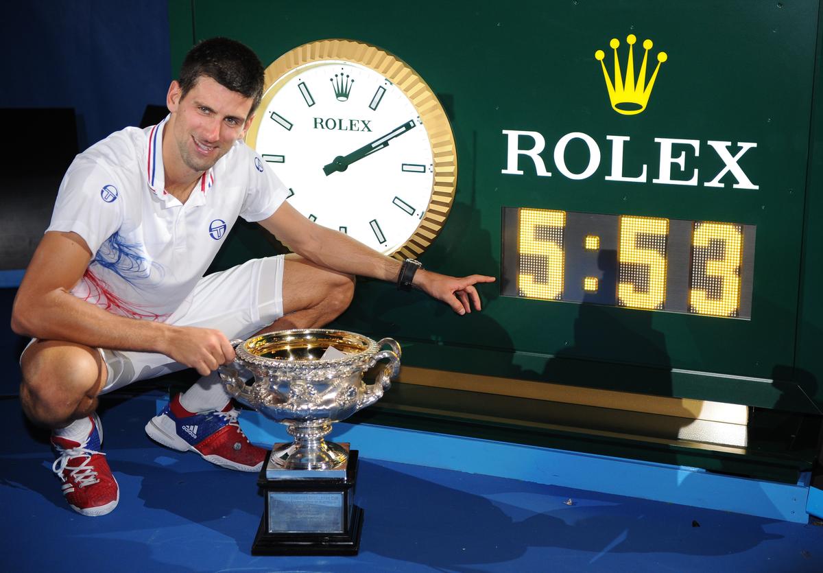 Djokovic tạo dáng chụp ảnh với đồng hồ hiển thị thời gian thi đấu sau khi đánh bại Rafael Nadal ở trận chung kết năm 2012, trận đấu dài nhất trong lịch sử Australia Mở rộng. Djokovic tạo dáng chụp ảnh với đồng hồ hiển thị thời gian thi đấu sau khi đánh bại Rafael Nadal ở trận chung kết năm 2012, trận đấu dài nhất trong lịch sử Australia Mở rộng.