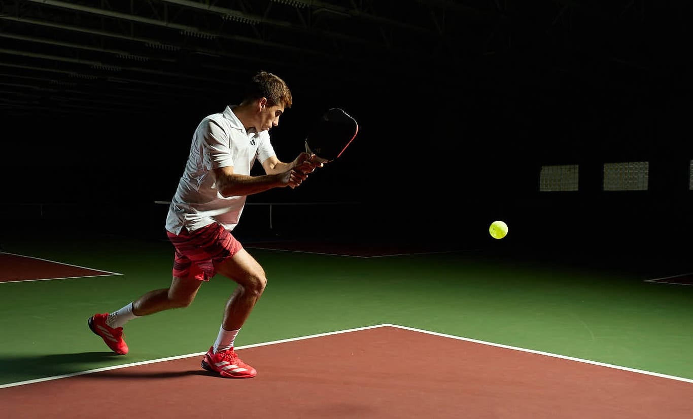 Federico chơi với mái chèo Adidas