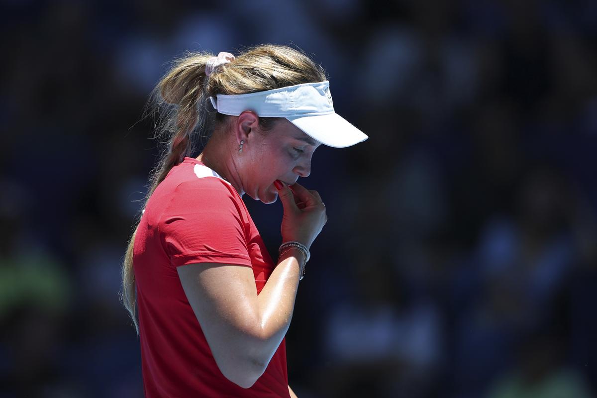 FILE PHOTO: Donna Vekic phản ứng sau khi để mất một điểm trước Coco Gauff trong trận đấu quần vợt United Cup của họ ở Perth, Australia, Thứ Ba, ngày 31 tháng 12 năm 2024. FILE PHOTO: Donna Vekic phản ứng sau khi để mất một điểm trước Coco Gauff trong trận đấu quần vợt United Cup của họ ở Perth, Australia, Thứ Ba, ngày 31 tháng 12 năm 2024.